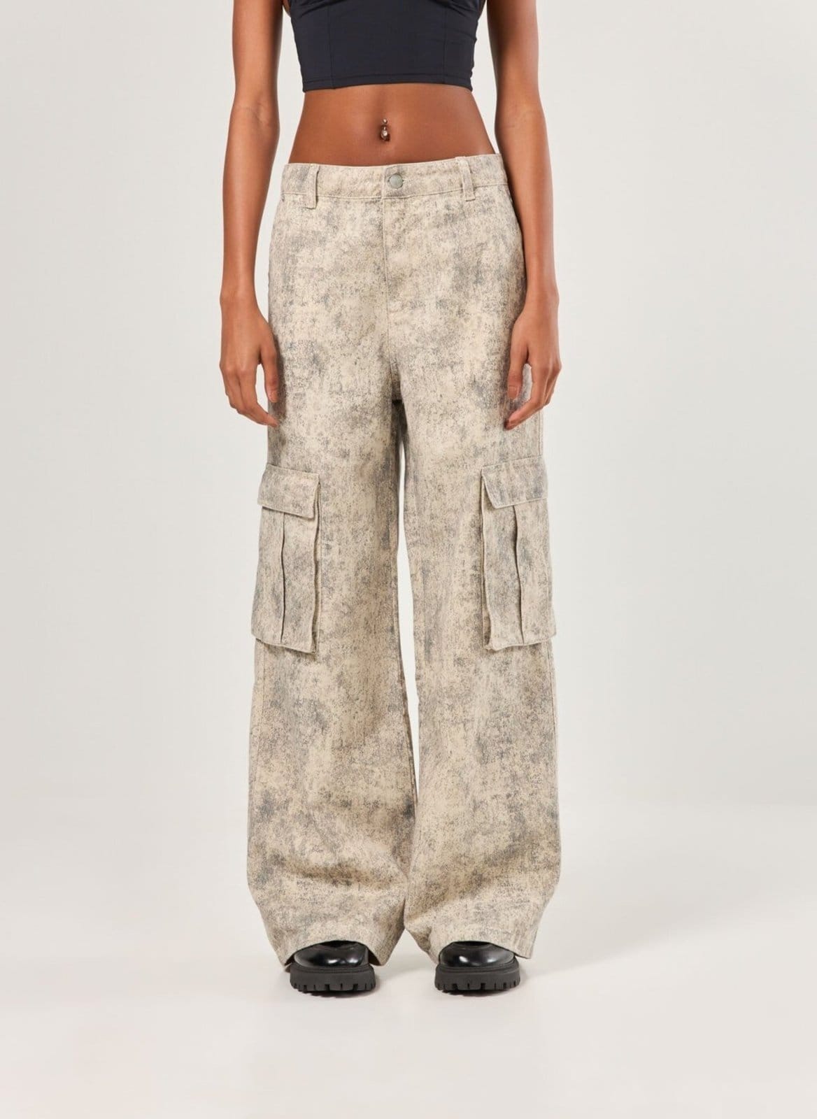 Vista 2 Calça Super Wide Leg Cargo Sarja Estampada Youcom estampado