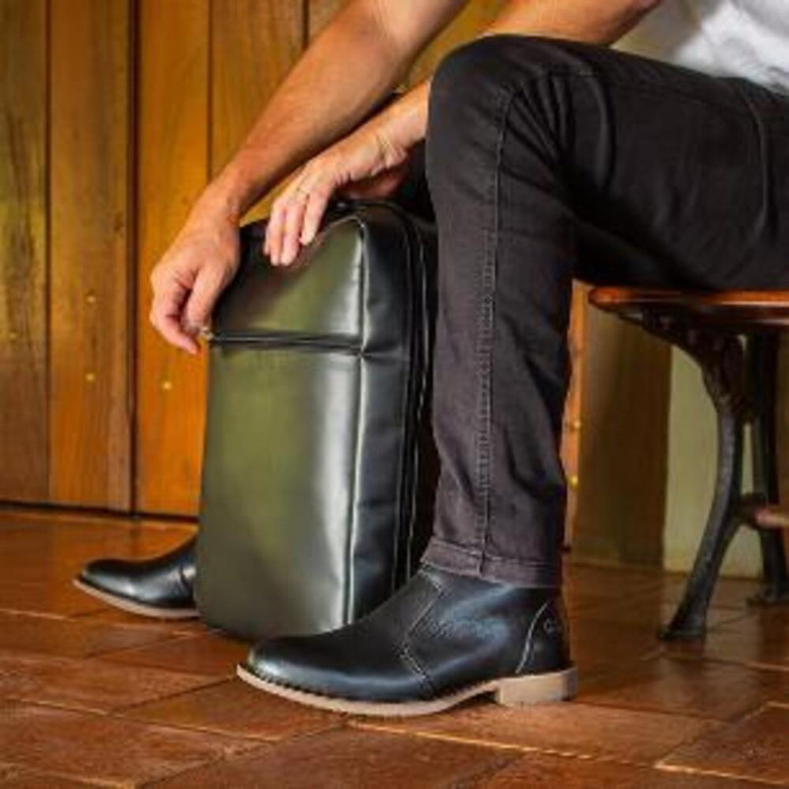 Vista principal Mochila de Notebook Masculina Couro Look Stock Executiva Lookstock Botinas preto