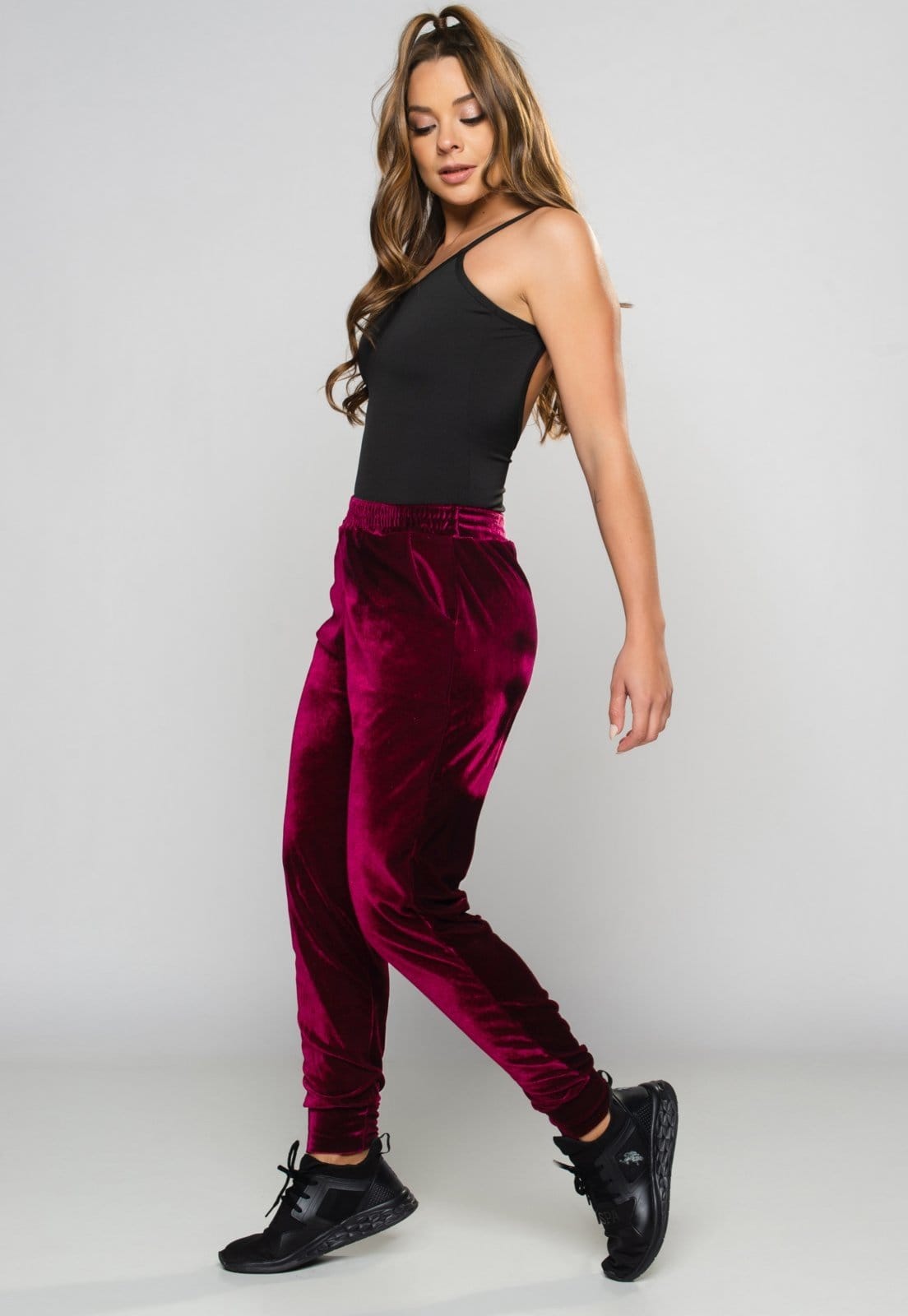 Vista 2 Calça Ribana Jogger MVB Modas Veludo Cintura Alta Mvb Modas vinho