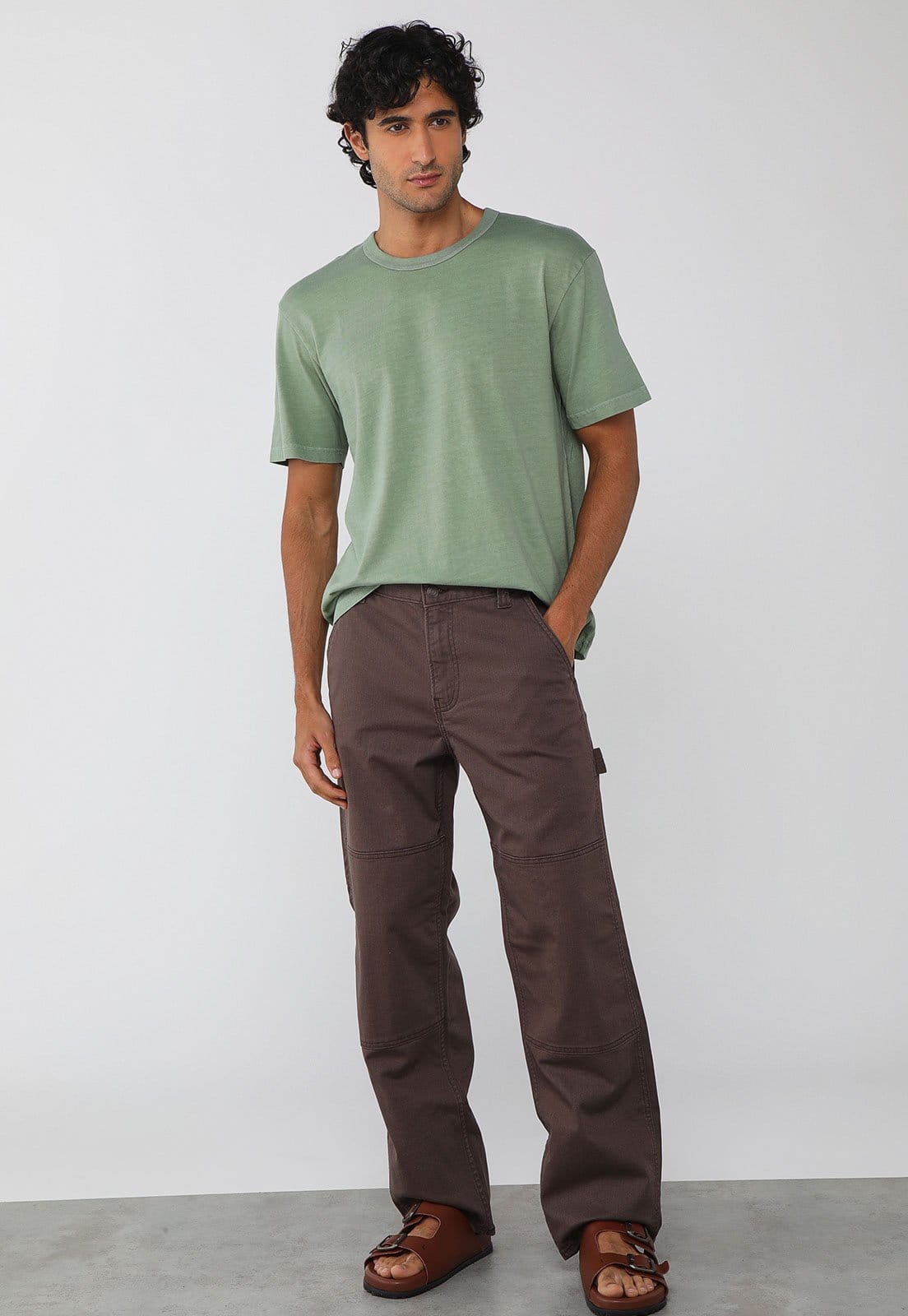 Vista 2 Calça Masculina GAP Sarja Utilitária Escuro GAP marrom