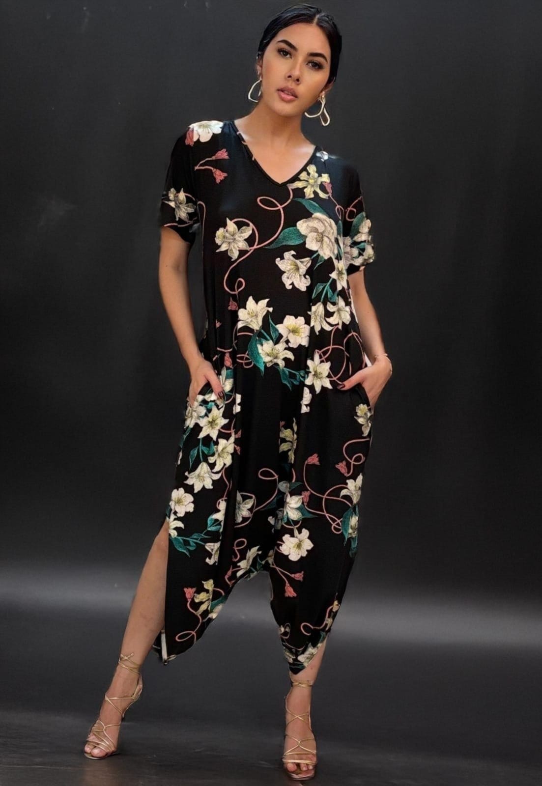 Vista 2 Macacão Saruel Malha Pantacourt com Manga Estampa Cabanafree estampado/floral/preto