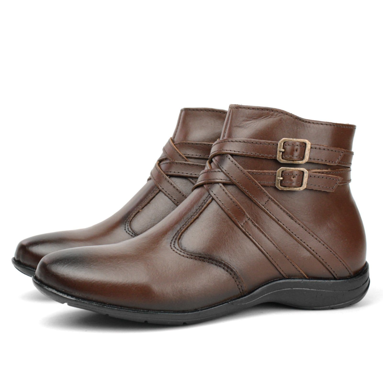 Vista principal Bota Casual Couro Feminina Solado Rasteiro Cano Curto Zíper Lateral Tiras Fivela Pinhão FRANCA GRIFFE marrom