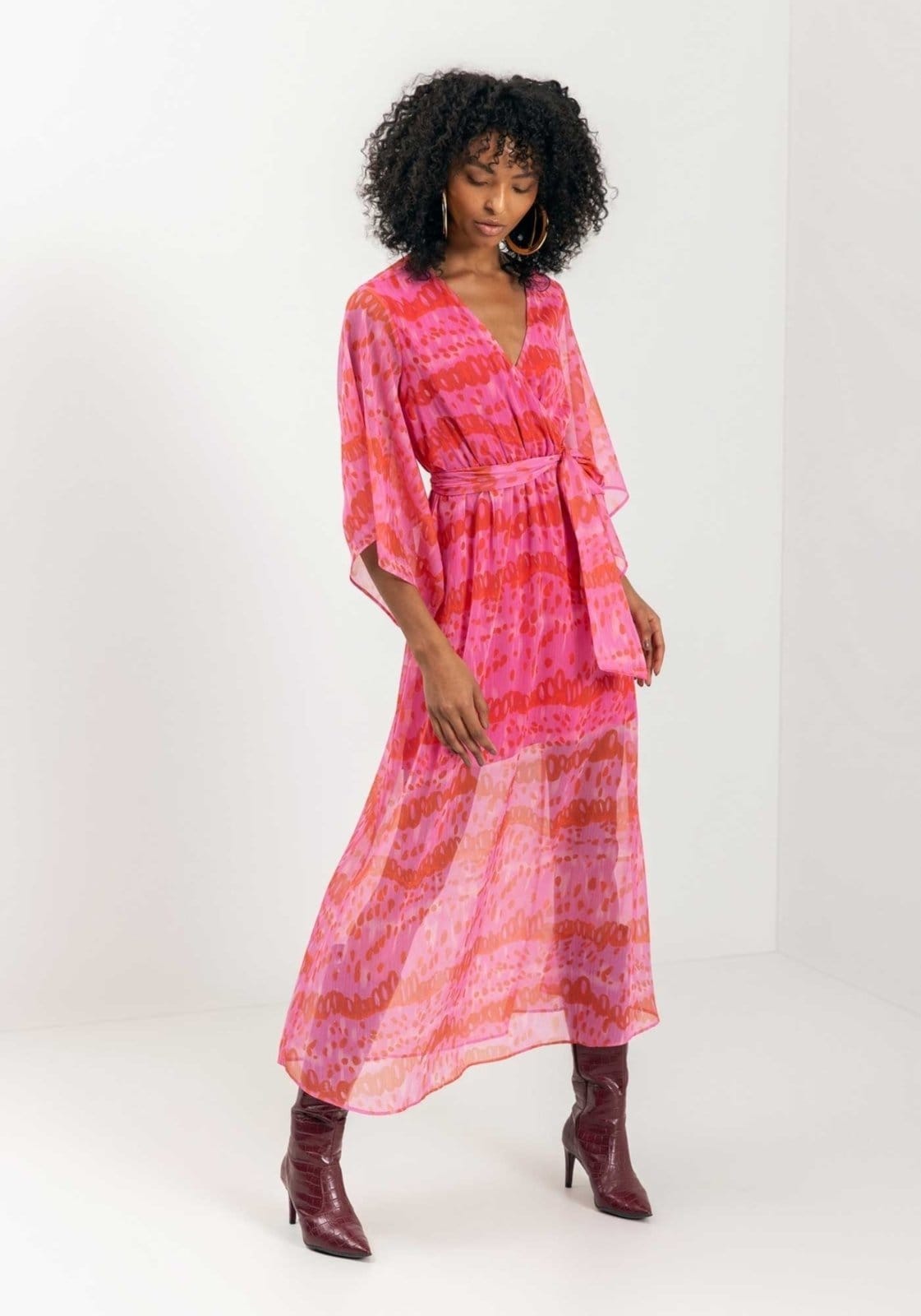 Vista 2 Vestido Chá Estampado Com Mangas Amplas E Faixa Lez a Lez preto