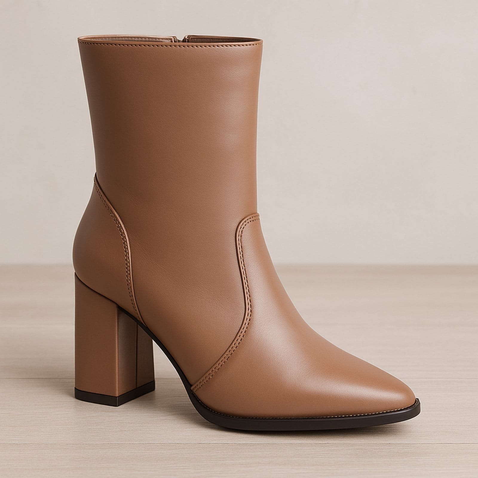 Vista principal Bota Cano Médio Couro Salto Bloco Bico Fino Estilo Clean Moda FRANCA GRIFFE bege