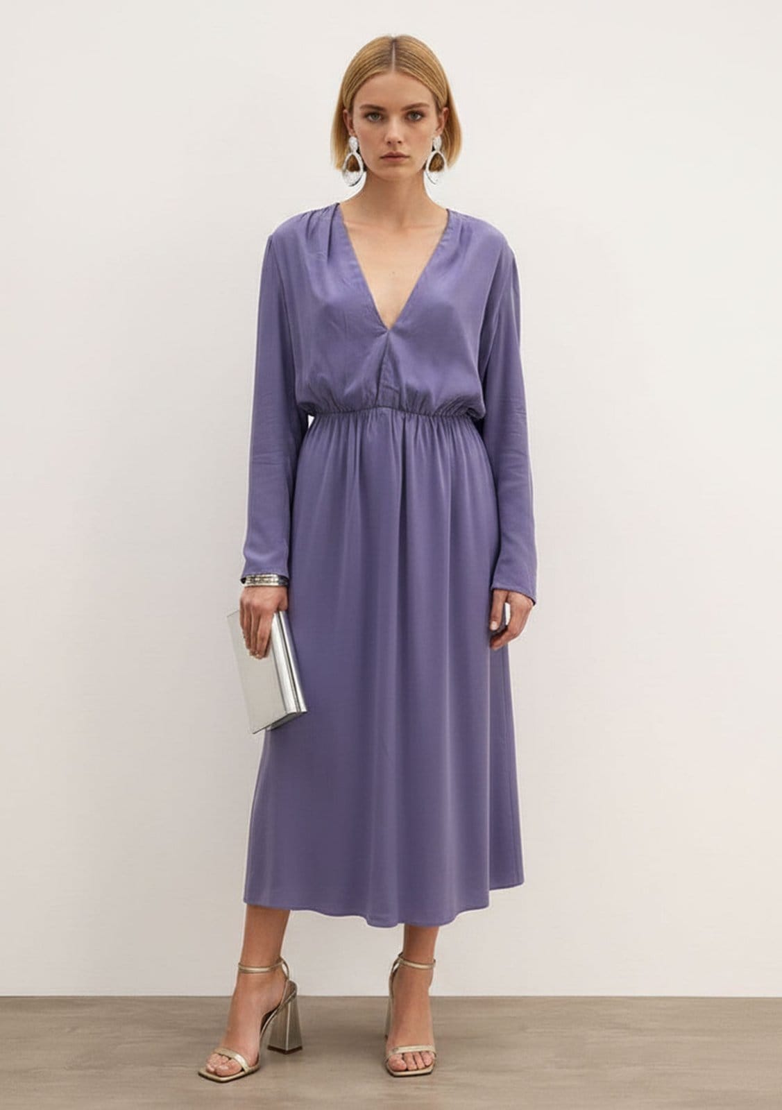 Vestido Iódice Ajustado Decote V Manga Longa Midi