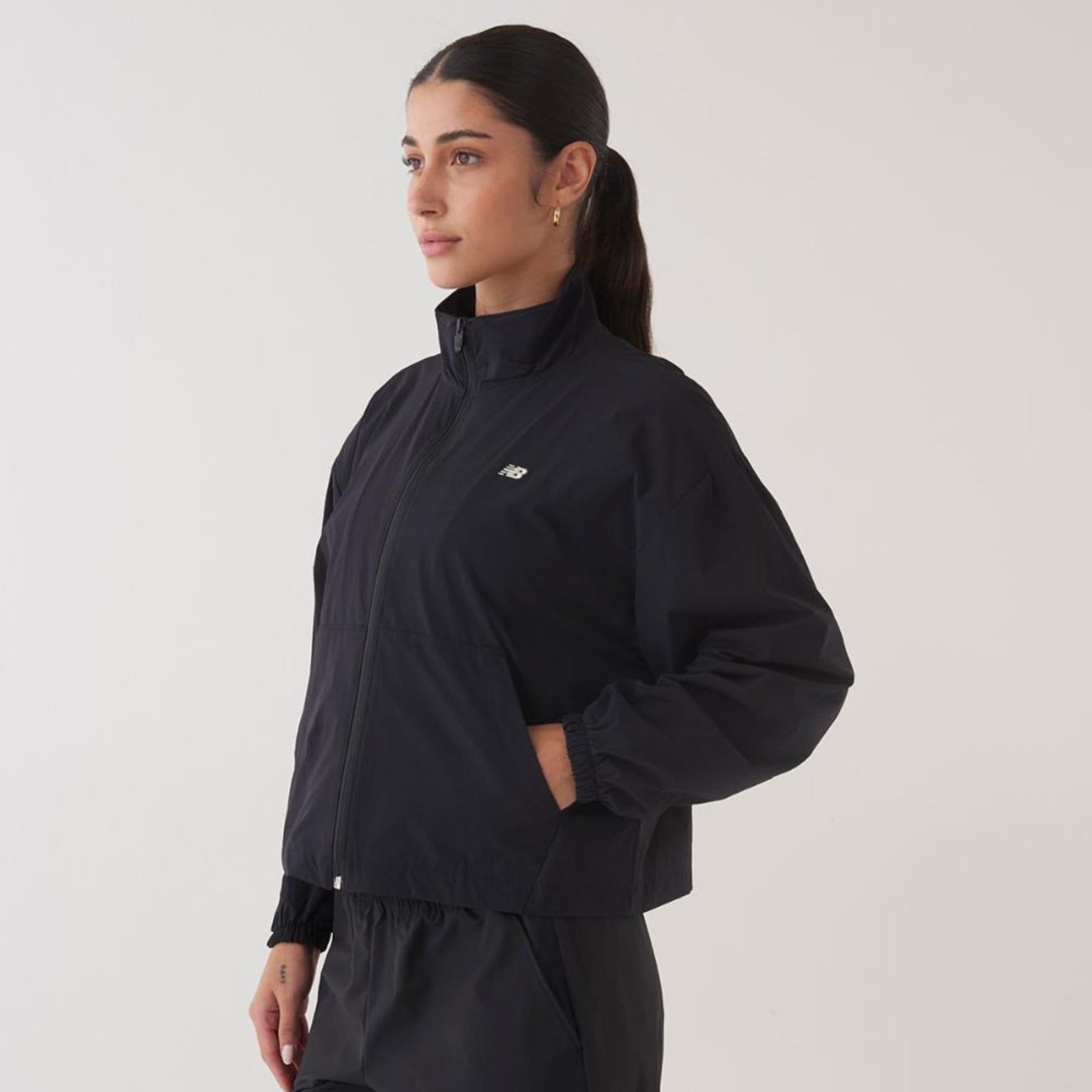 Vista 2 Jaqueta Small Logo Feminina New Balance incolor