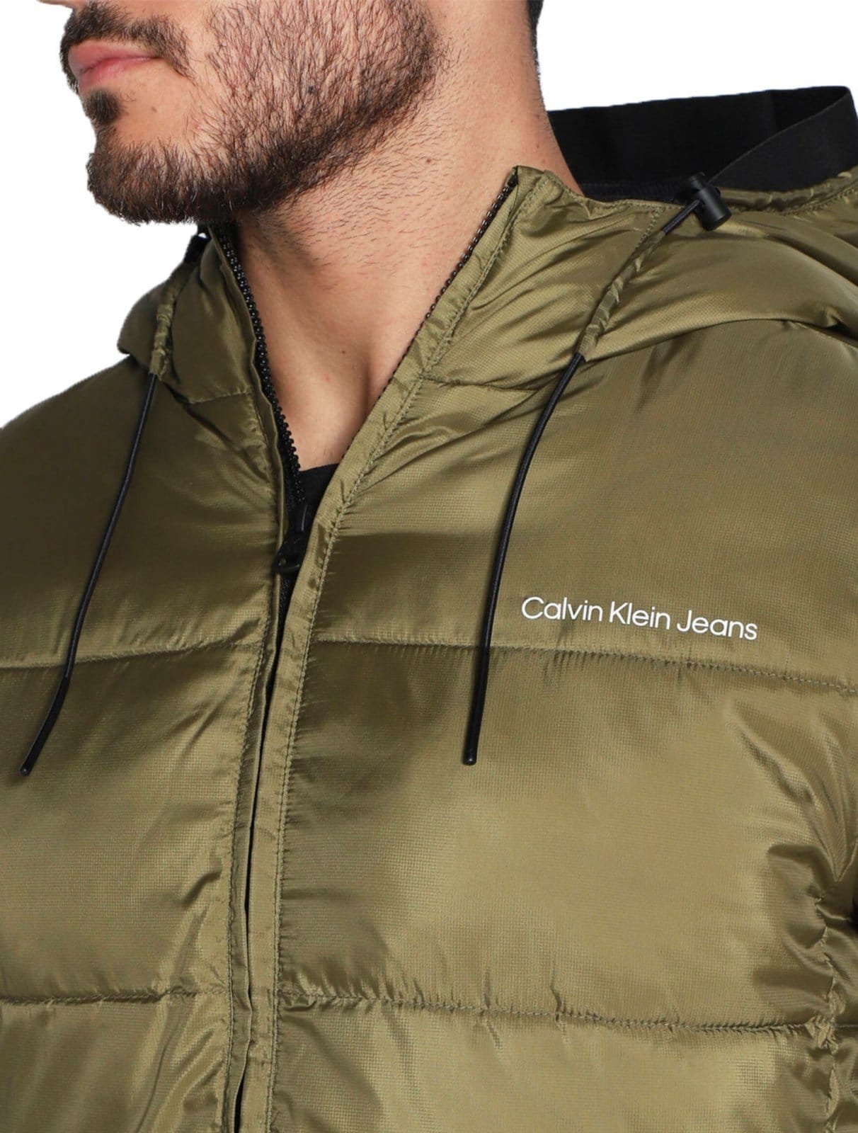Vista 2 Jaqueta Calvin Klein Jeans Masculina Hoodie Matelassê Sust Logo Calvin Klein verde oliva