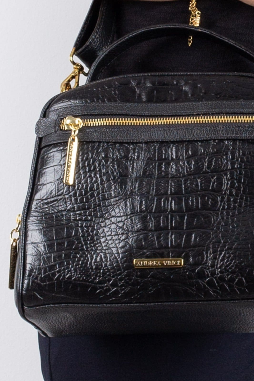 Vista 2 Bolsa baú pequena de couro croco Lara Andrea Vinci preto