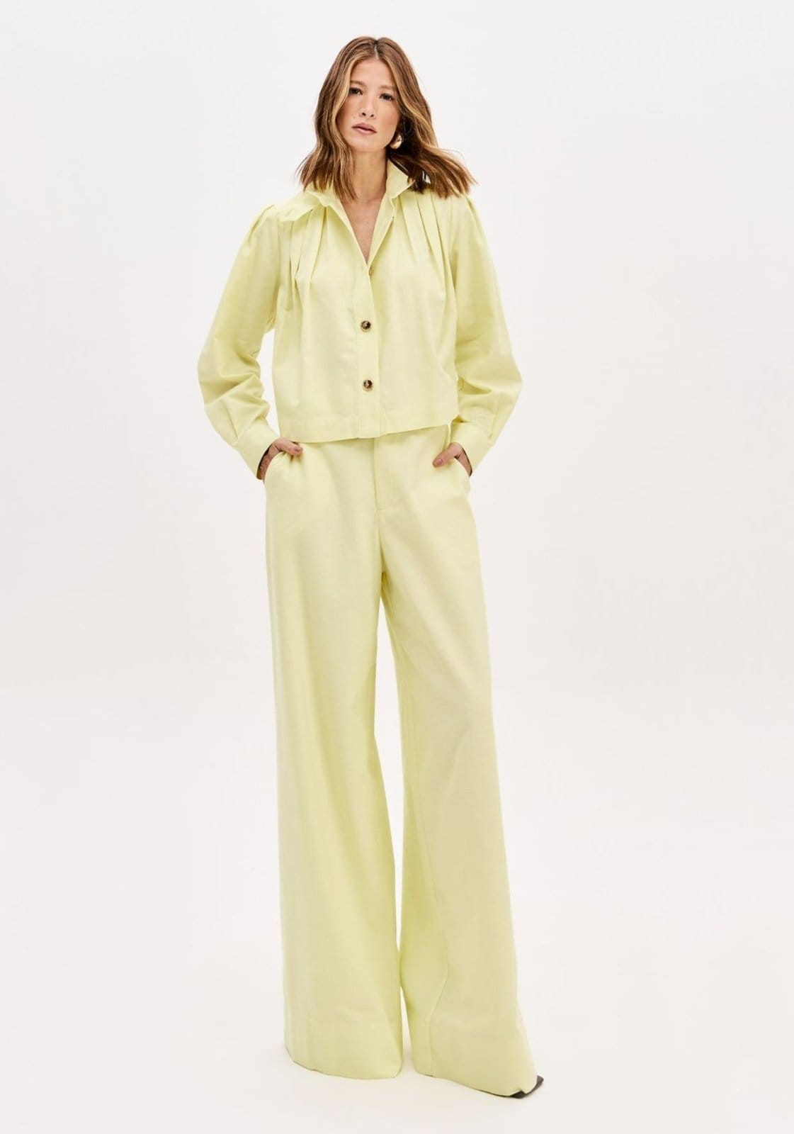 Vista principal Calça Wide Leg Com Cintura Alta E Faixa Lança Perfume amarelo