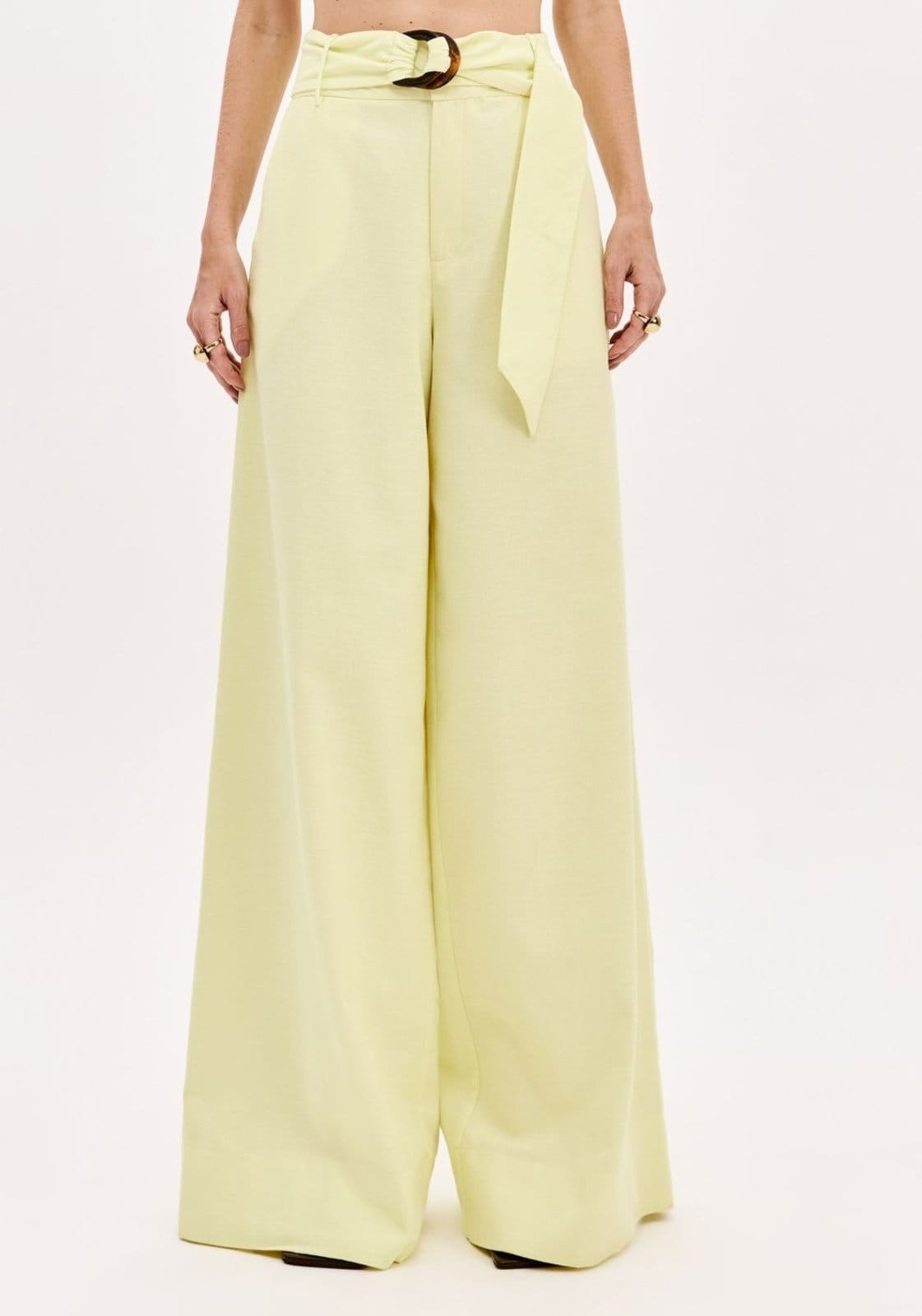 Vista 2 Calça Wide Leg Com Cintura Alta E Faixa Lança Perfume amarelo