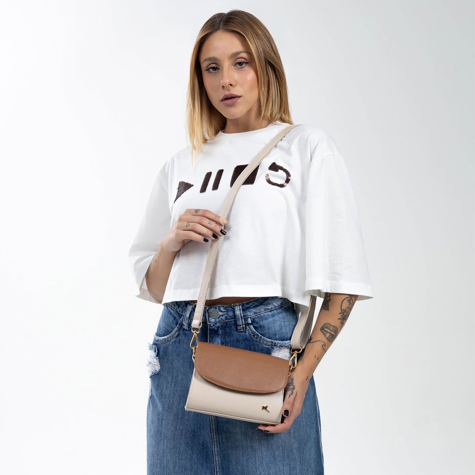 Vista 2 Bolsa Transversal Mr. Gutt Couro Pequena Alça Ajustavel OffWhite Mr. Gutt caramelo/off-white offwhite