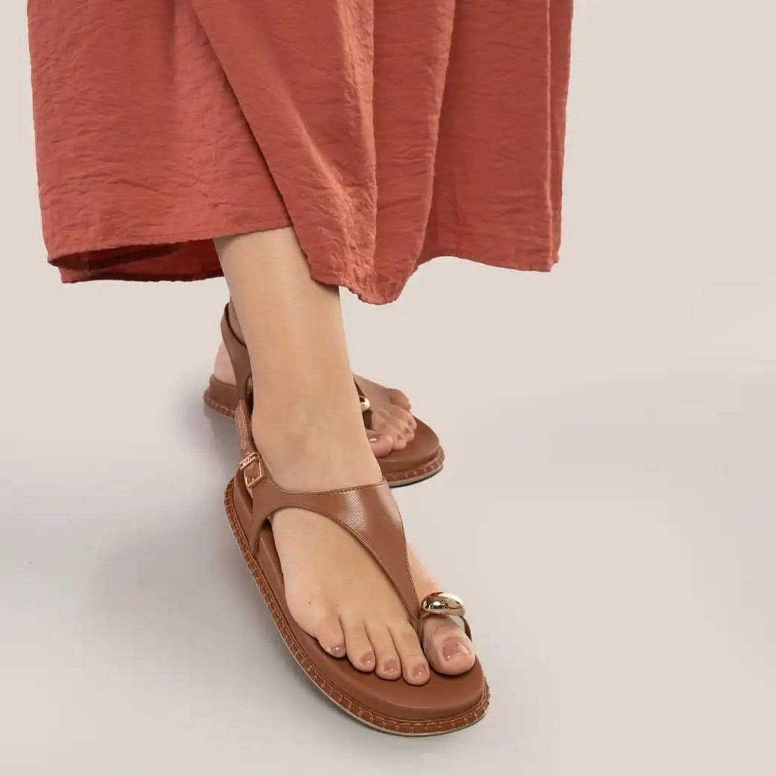 Vista principal Sandália Via Marte Papete Feminina VIA MARTE marrom