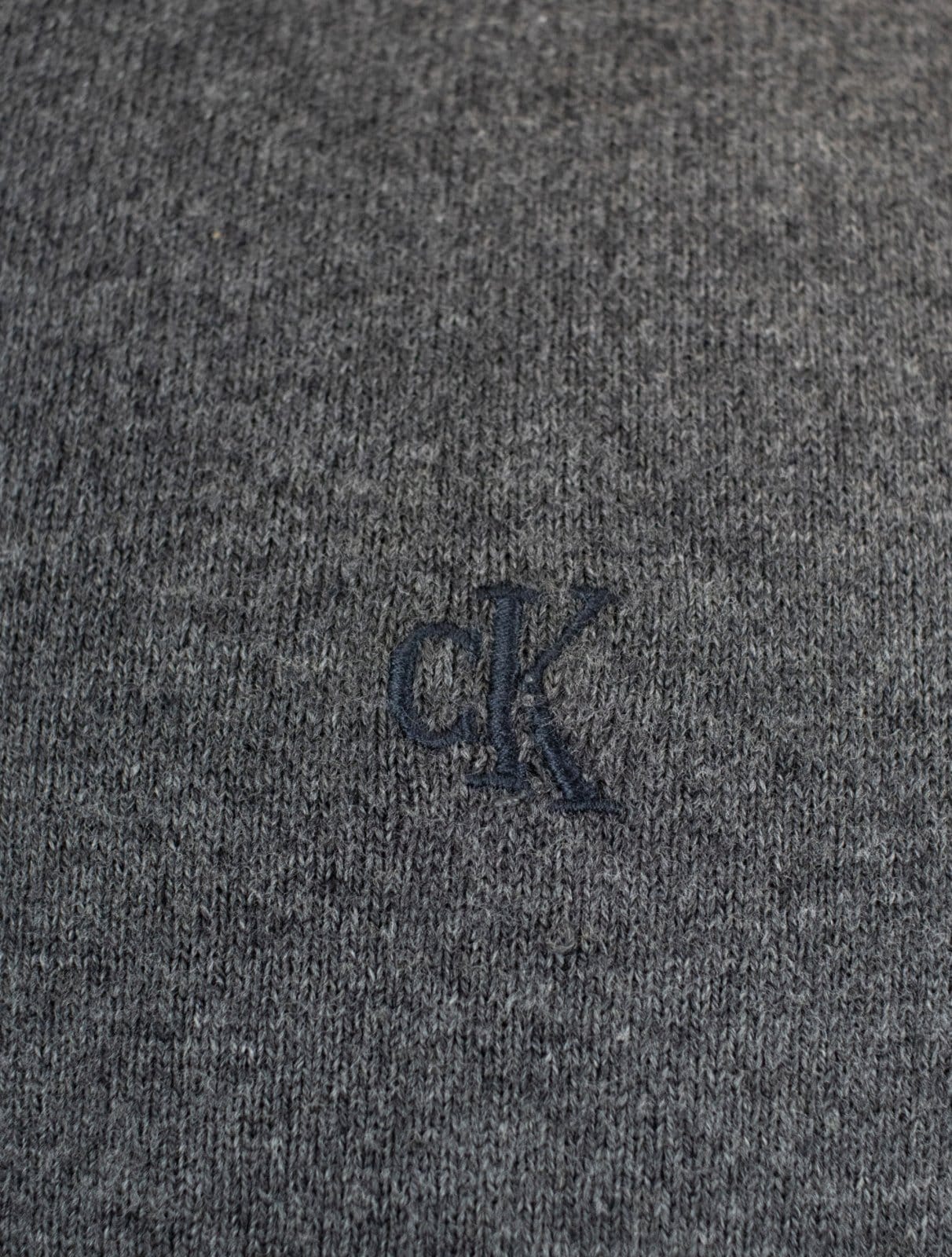 Vista 2 Suéter Calvin Klein Jeans Masculino Tricot Gola Careca com Logo Chumbo Calvin Klein cinza