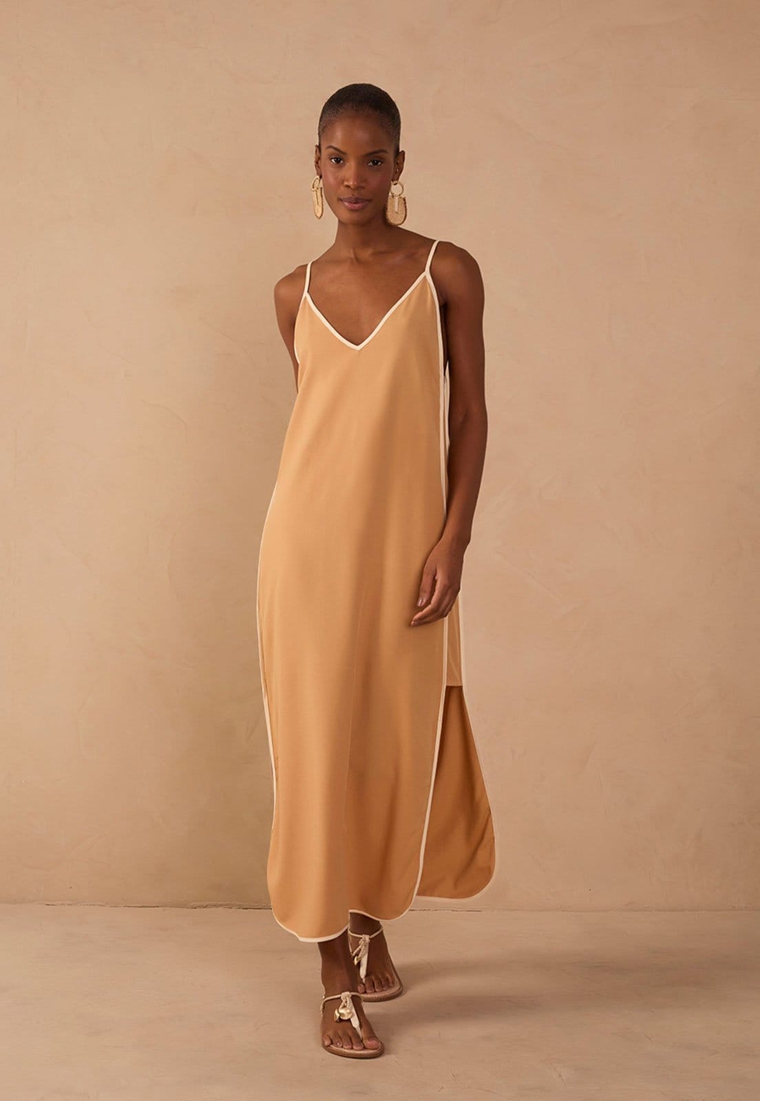 Vista 2 Vestido Feminino Dress To Midi Viés Midi Dress to bege