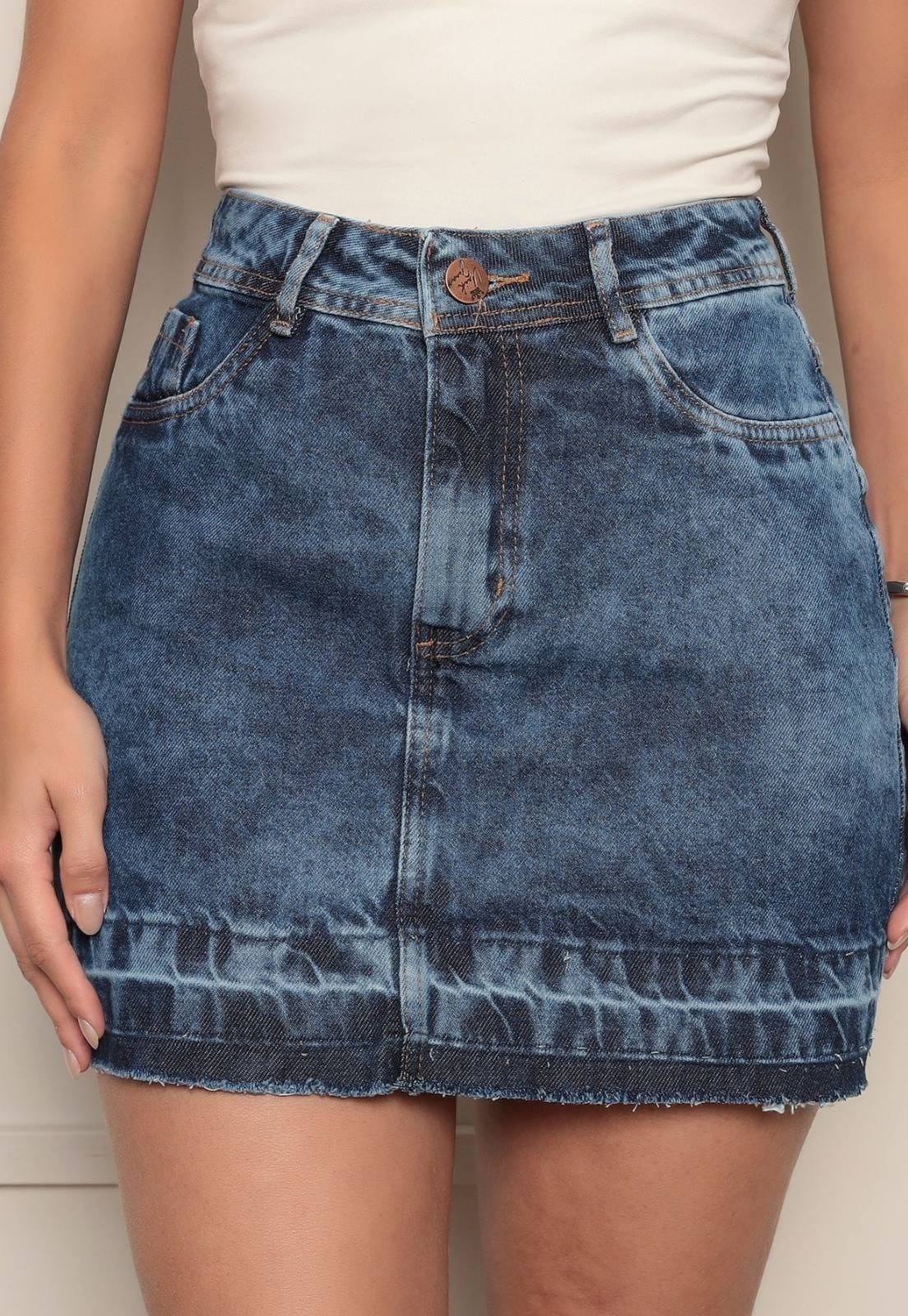 Vista principal Saia Cintura Alta Ethereal Jeans Confortável e Estilosa com Barra Desfiada Lavagem Escura Ethereal Jeans azul marinho