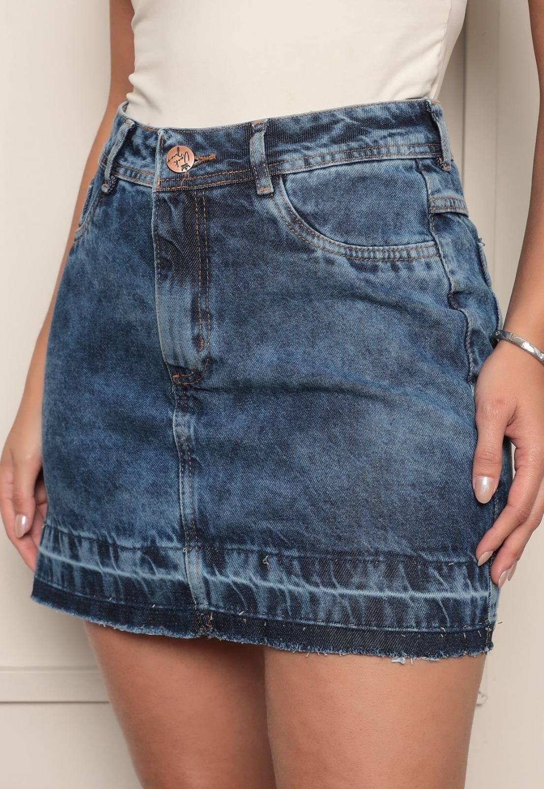 Vista 2 Saia Cintura Alta Ethereal Jeans Confortável e Estilosa com Barra Desfiada Lavagem Escura Ethereal Jeans azul marinho