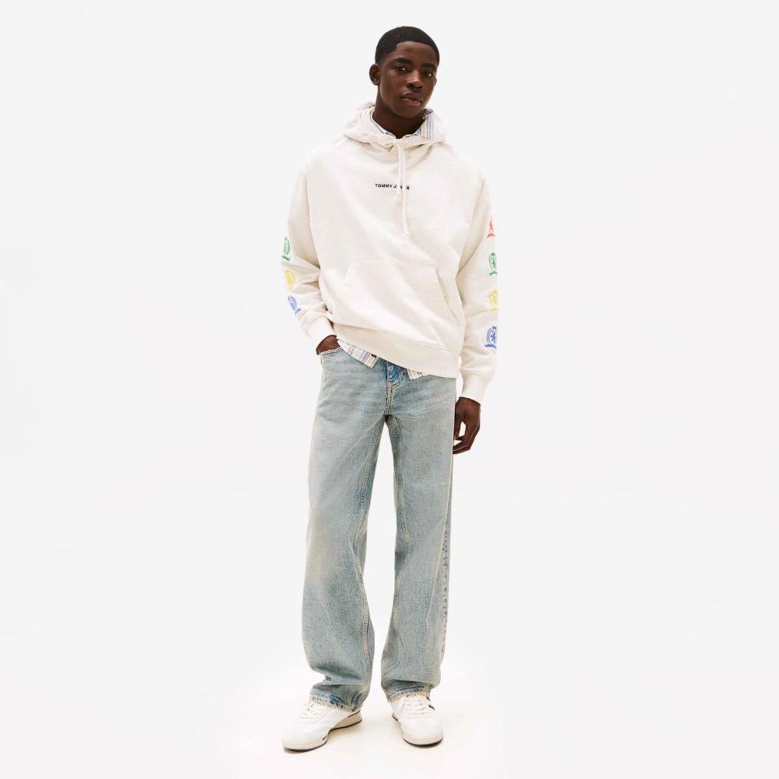 Vista 2 Moletom Brasão Varsity Tommy Jeans - EEG Tommy Jeans bordô