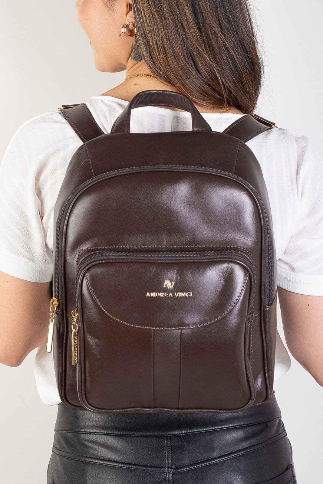 Vista principal Mochila pequena feminina em couro italiano Angelina Andrea Vinci café