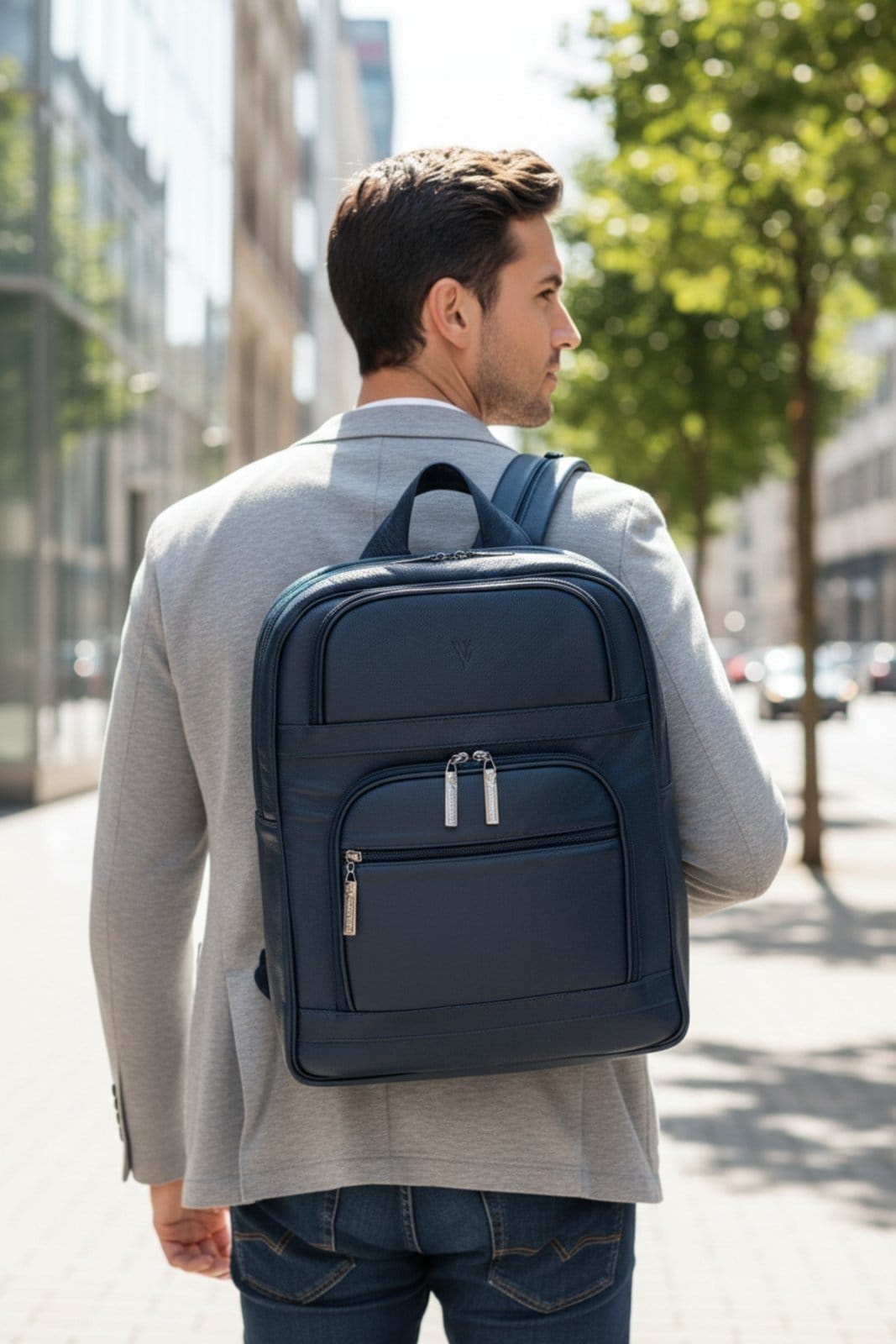 Vista 2 Mochila grande masculina couro floater para notebook Guilherme Vira Vento azul