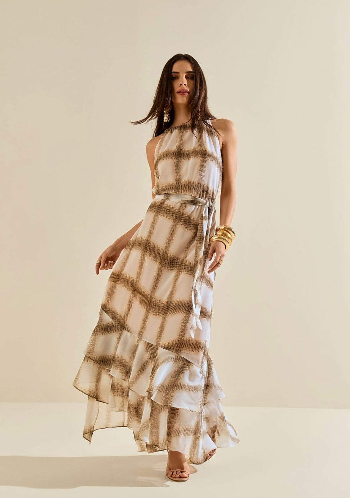 Vestido Morena Rosa Solto Decote Reto Sem Alça Longo Bege