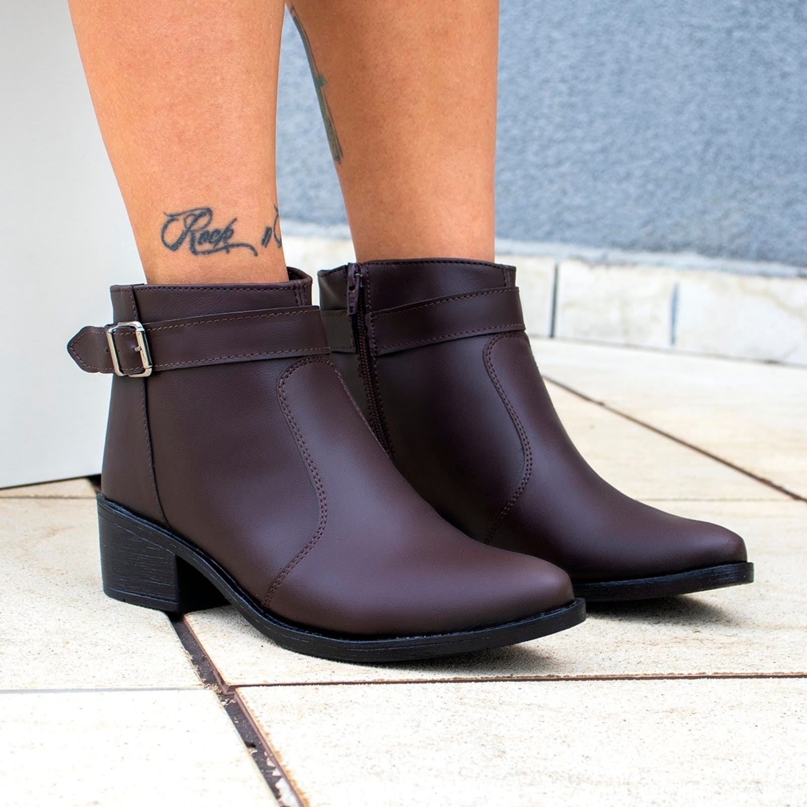 Vista principal Bota Feminina Cano Curto Salto Baixo Com Fivela Zíper Lateral BREDENI marrom