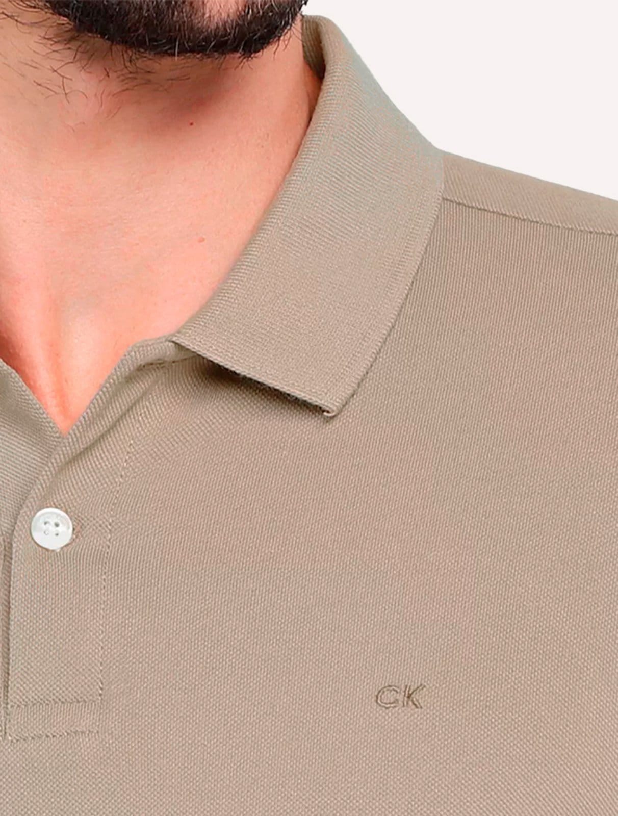 Vista 2 Polo Calvin Klein Masculina Piquet Slim Básica Sem Friso Médio Calvin Klein cáqui