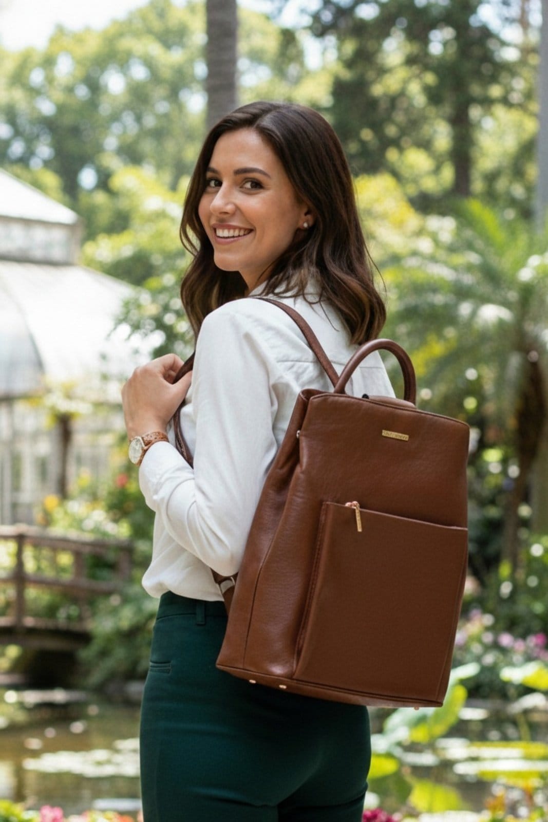 Vista 2 Mochila bolsa slim couro liso antifurto Lavínia - Whisky Andrea Vinci vermelho