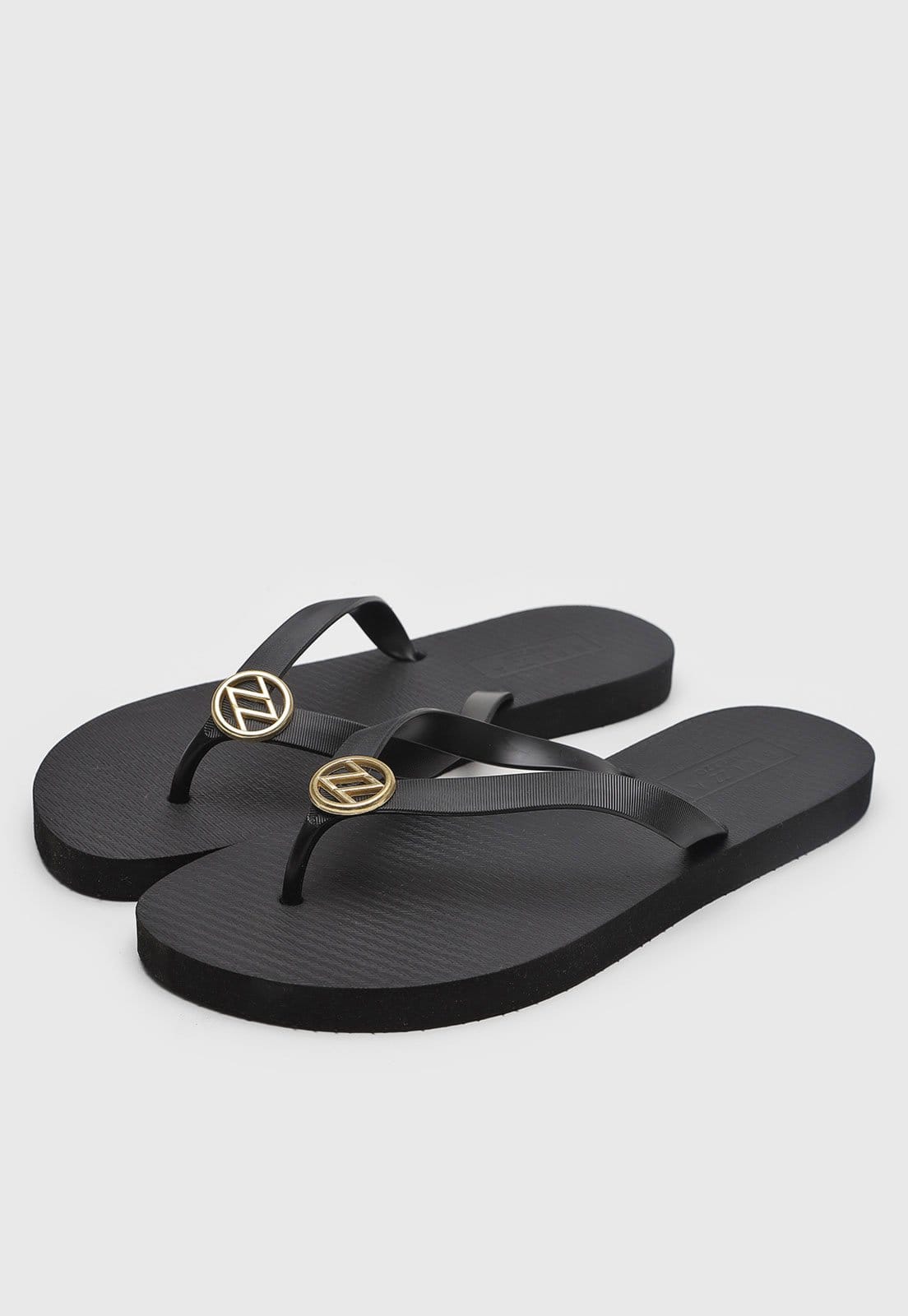 Vista 2 Chinelo Dedo Feminino Brizza Arezzo Tiras Logo Brizza Arezzo preto