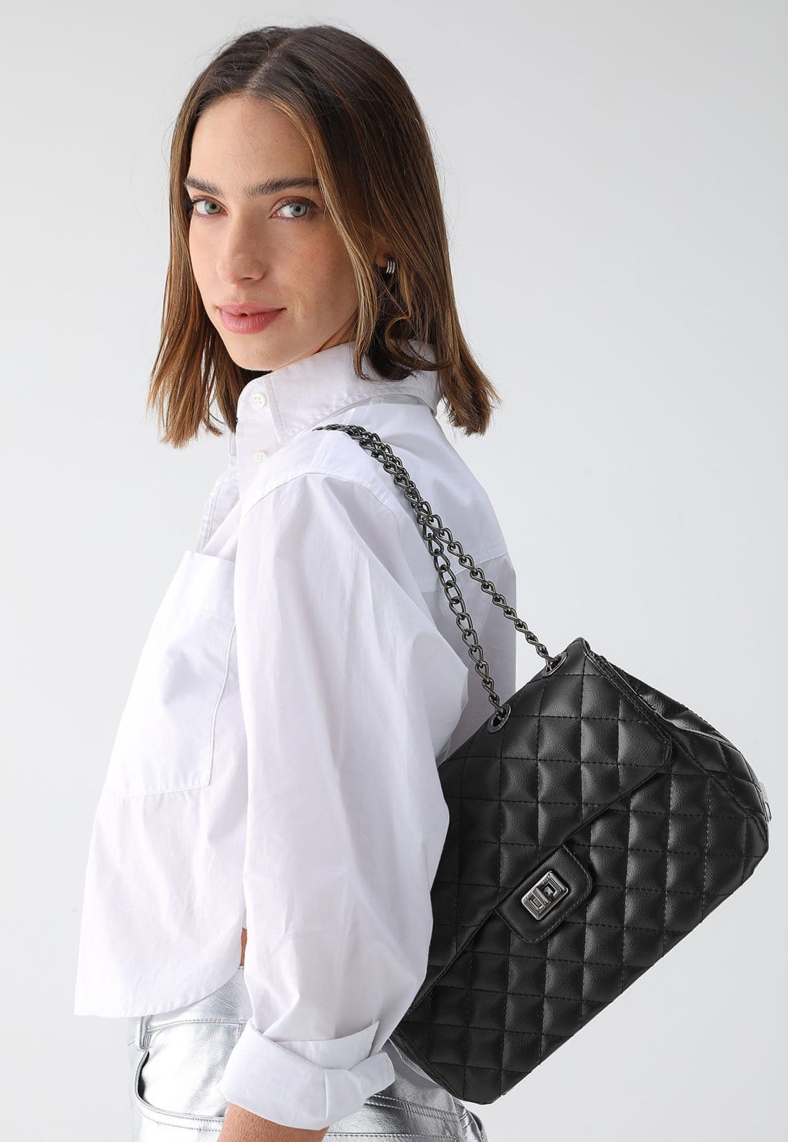 Vista principal Bolsa Feminina Maria Milão Tiracolo Grande Matelassê Preta Maria Milão preto