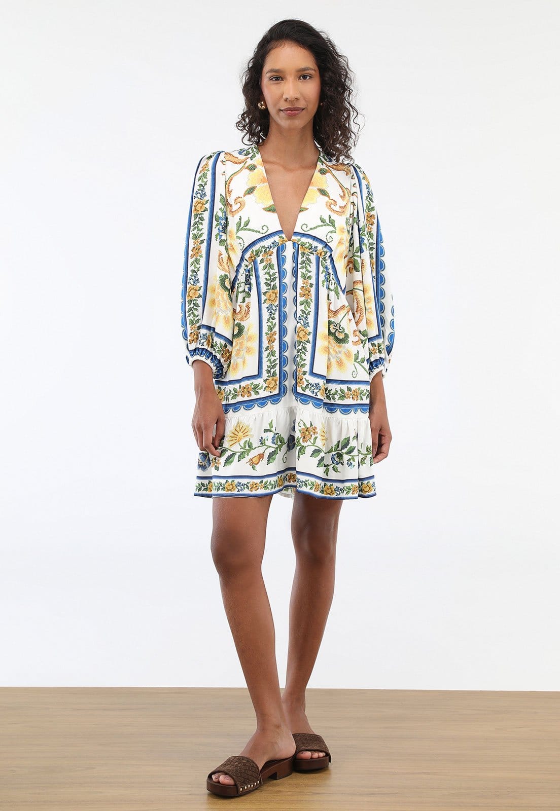 Vista 2 Vestido Feminino FARM Curto Manga Longa Estampa Floral FARM branco