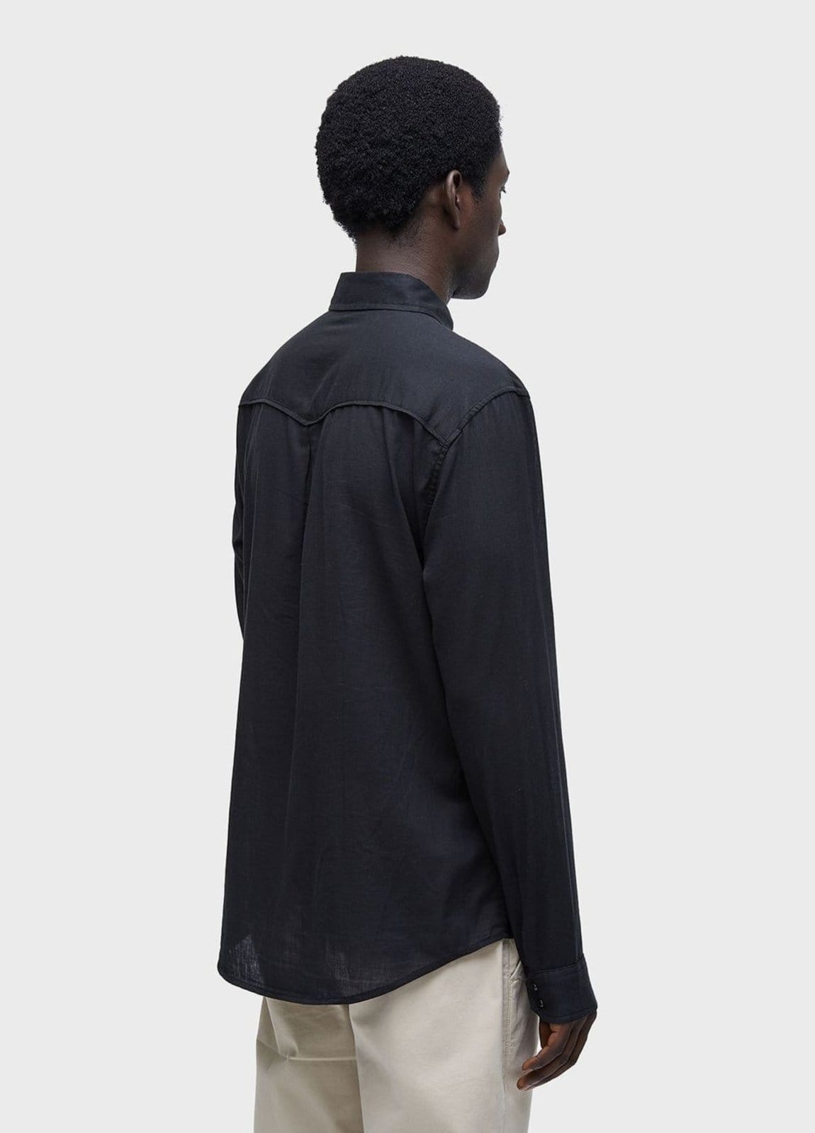 Vista 2 Camisa travel shirt Osklen preto