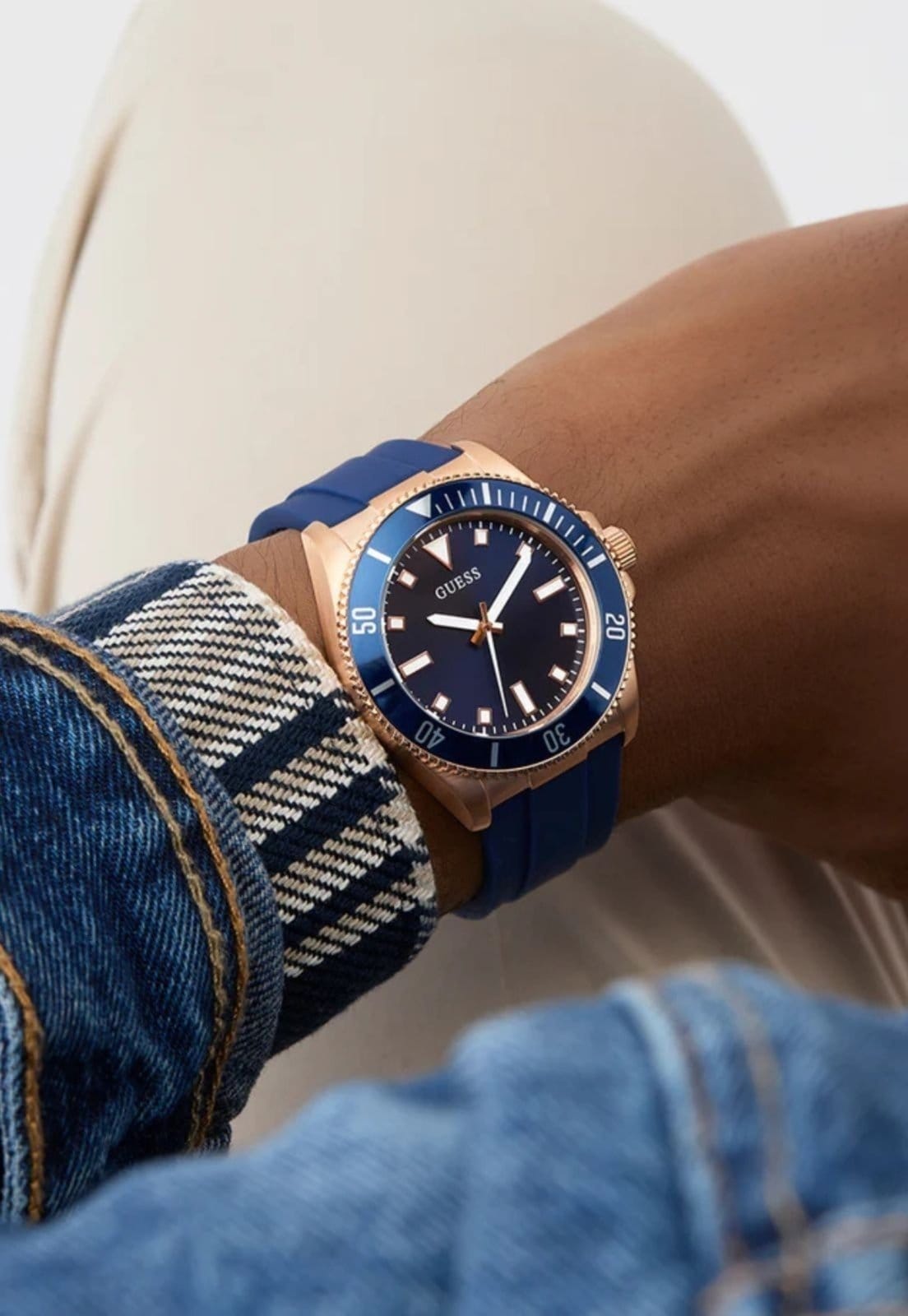 Vista 2 Relógio Guess Sport Silicone Aço Rosê e Guess azul