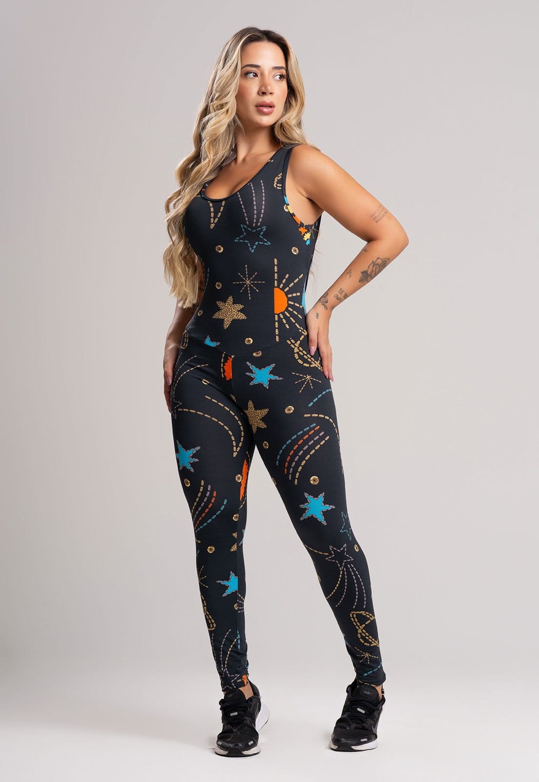 Vista 2 Macacão Longo MVB Modas Costa Nua Fitness Suplex Cosmic Mvb Modas estampado/multicolorido/preto