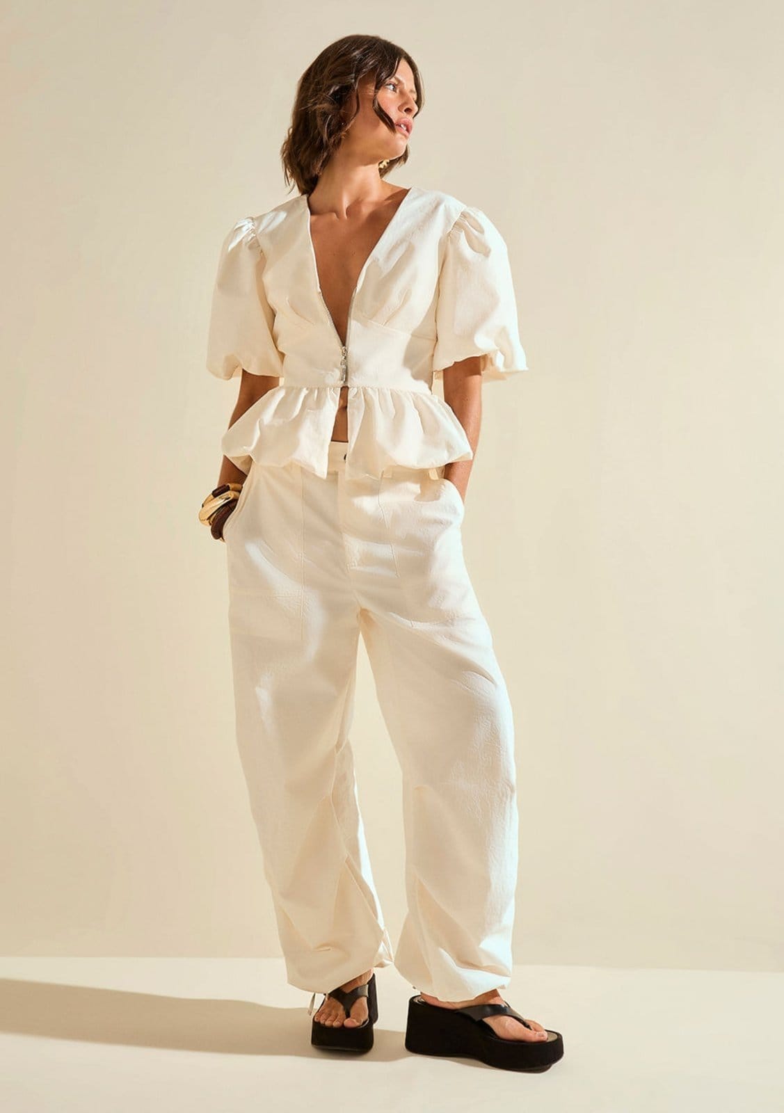 Vista principal Calça Morena Rosa Cargo Alta Off Off-white Morena Rosa off-white rosa