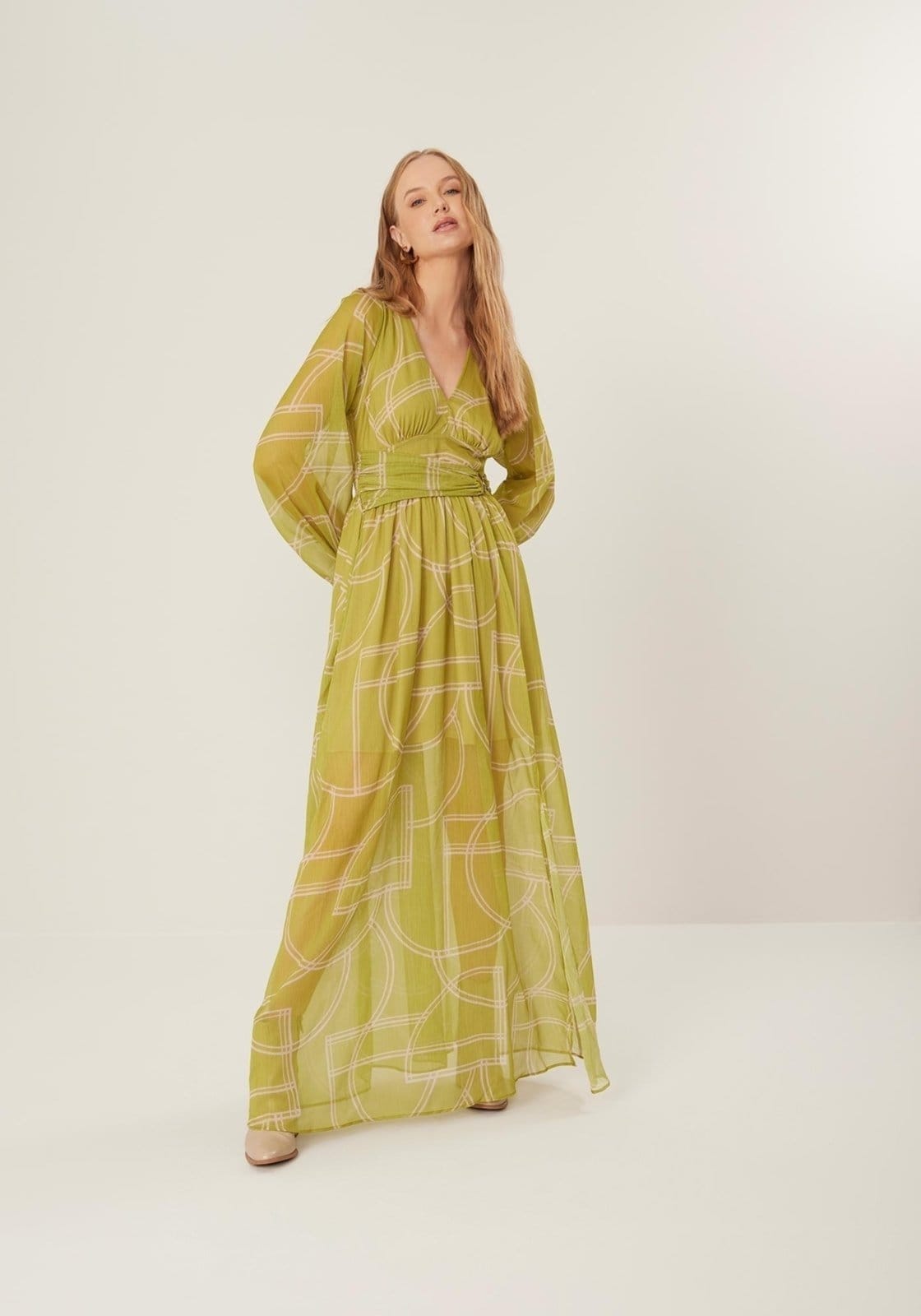 Vestido Lez a Lez Longo Estampado Com Mangas Amplas E Fenda Lateral