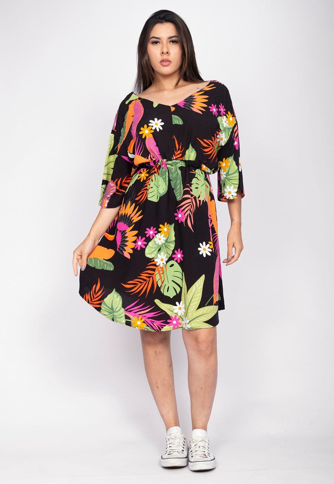 Vista 2 Vestido Curto CabanaFree Caaxixá Viscose com Cordão na Cintura Estampa Noite Botânica Cabanafree estampado/laranja/rosa/verde