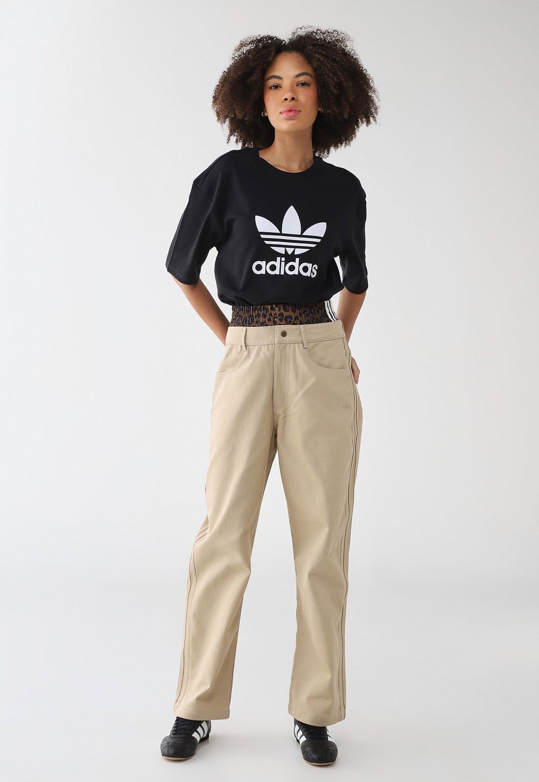 Vista 2 Calça Utility adidas Originals Cós Animal Print adidas Originals bege