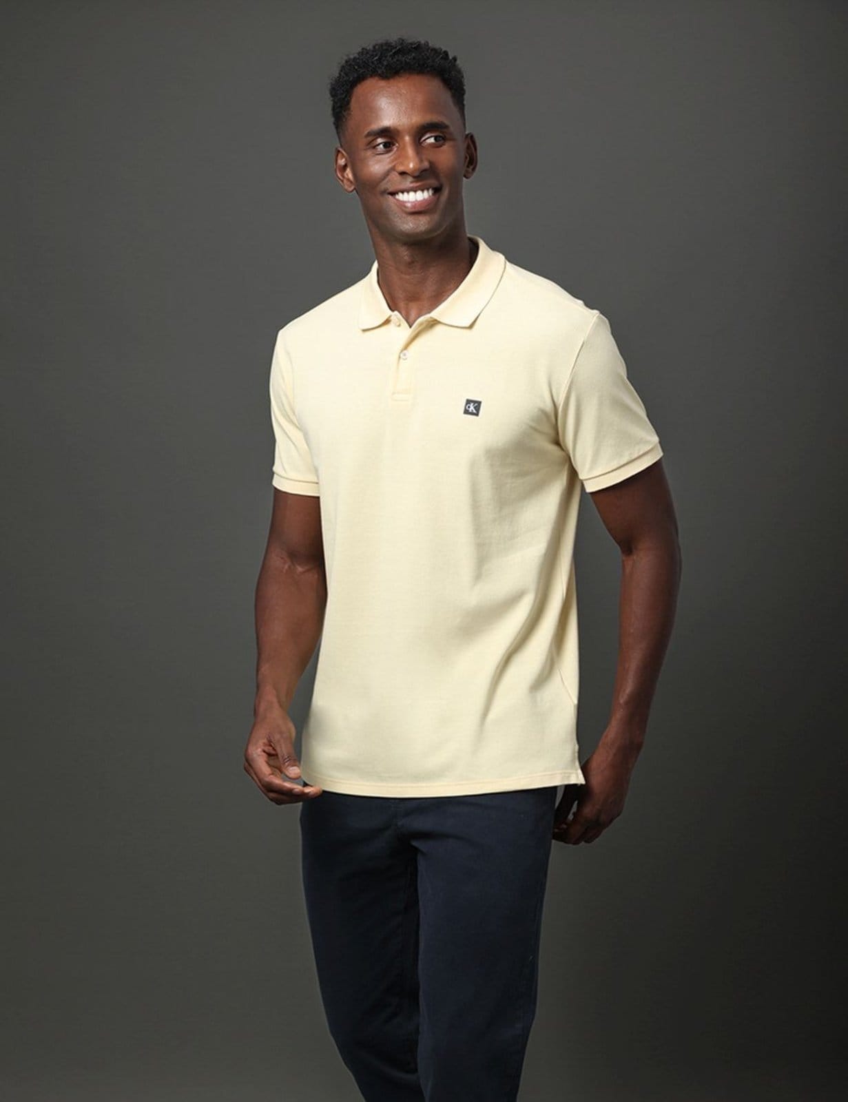 Vista 2 Polo Masculina Premium Calvin Klein Jeans Manteiga Calvin Klein Jeans amarelo