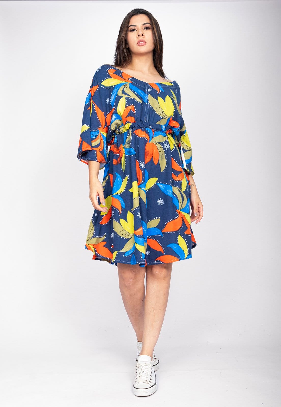 Vista principal Vestido Curto CabanaFree Caaxixá Viscose com Cordão na Cintura Estampa Maré Vibrante Cabanafree amarelo/estampado/laranja