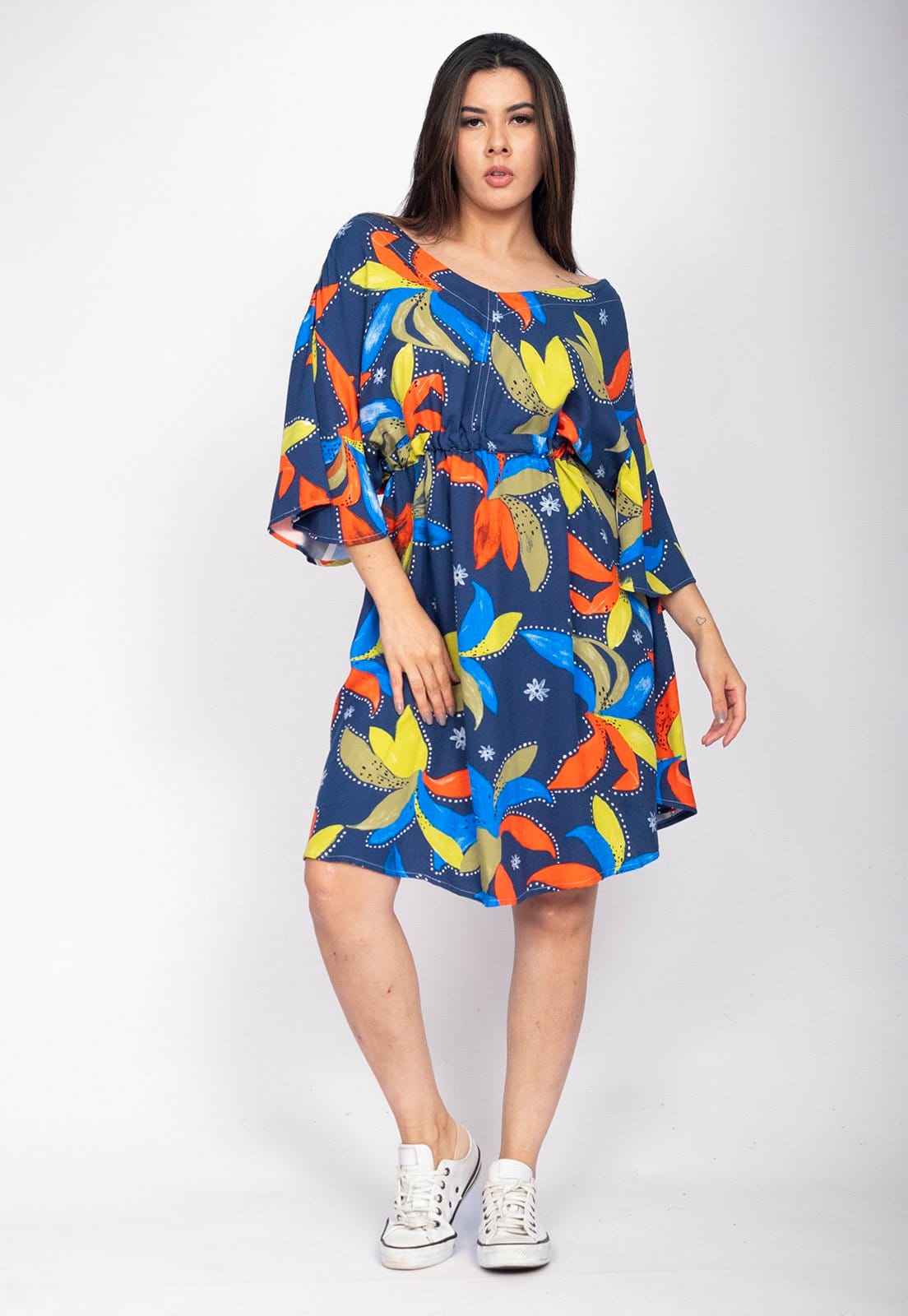 Vista 2 Vestido Curto CabanaFree Caaxixá Viscose com Cordão na Cintura Estampa Maré Vibrante Cabanafree amarelo/estampado/laranja