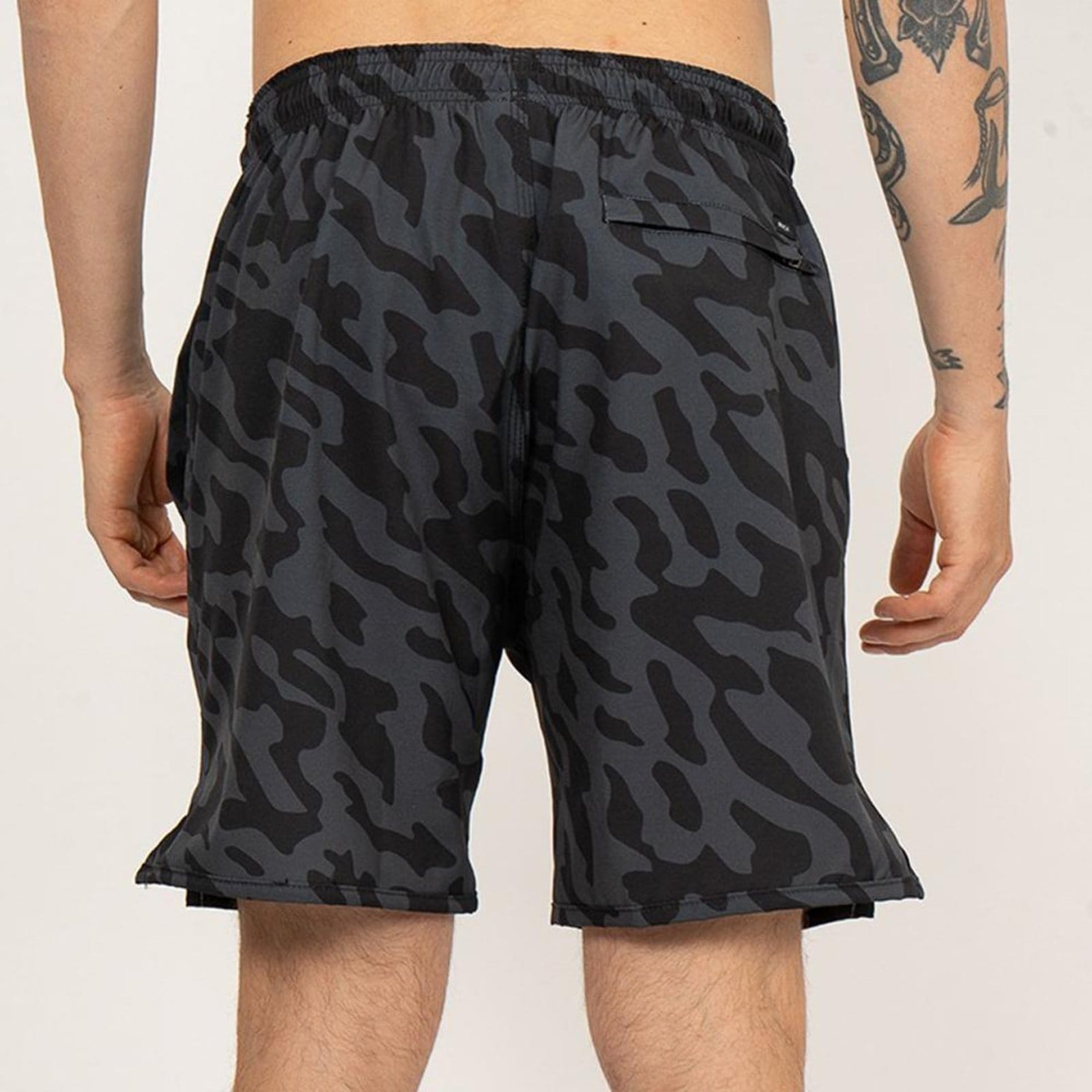 Vista 2 Bermuda RVCA Frog Camo Yogger SM26 Masculina Caqui Escuro RVCA preto caqui