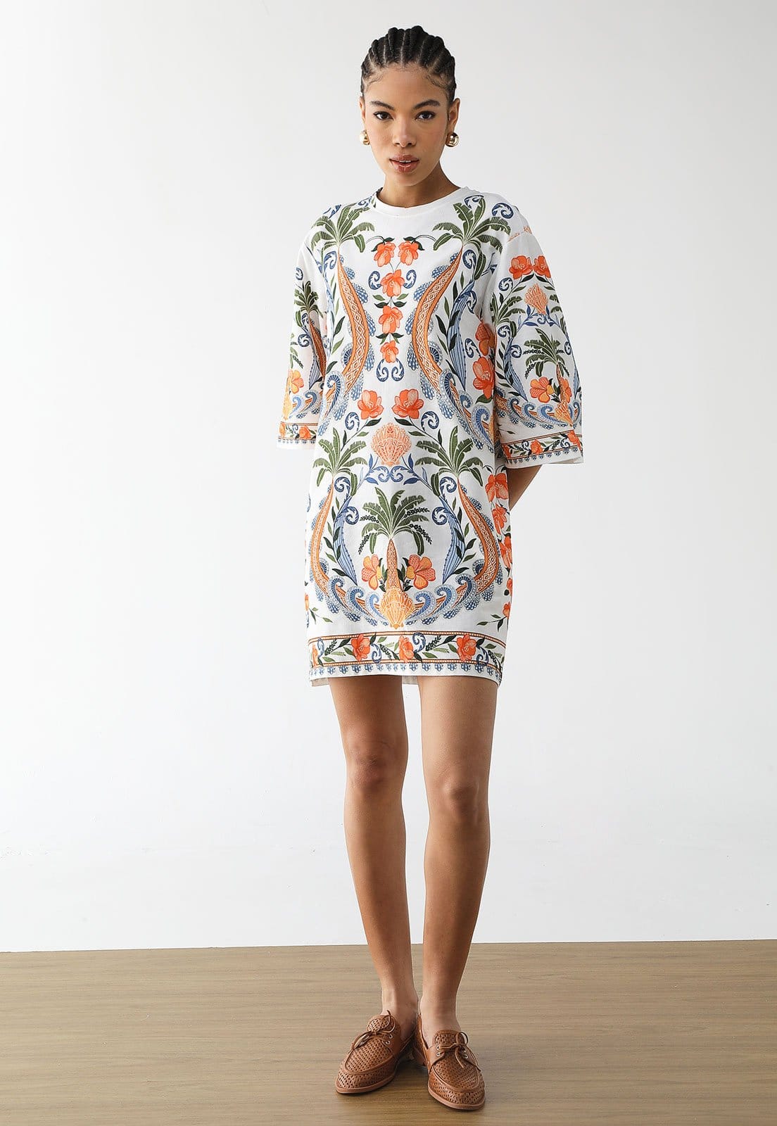 Vista 2 Vestido Feminino FARM Estampado Floral Branco e Laranja e Azul e Verde FARM branco azul