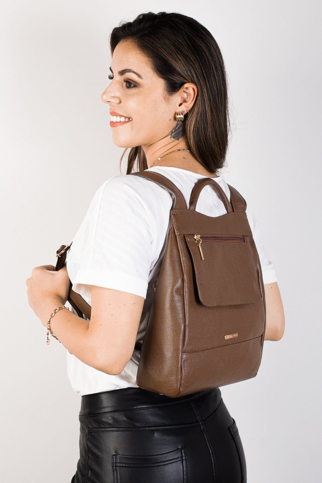 Vista 2 Mochila pequena antifurto couro liso Susan - Whisky Andrea Vinci azul