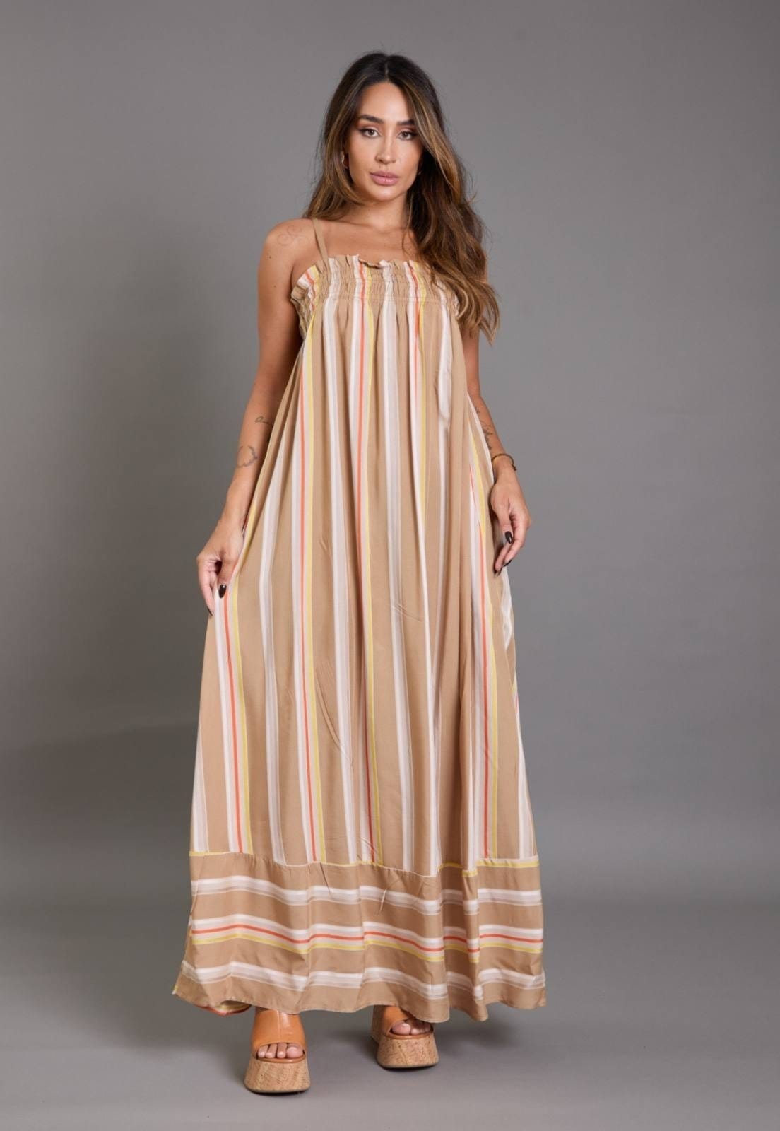 Vestido Longo Listrado Alças Finas VHF Variedades Estiloso Caqui