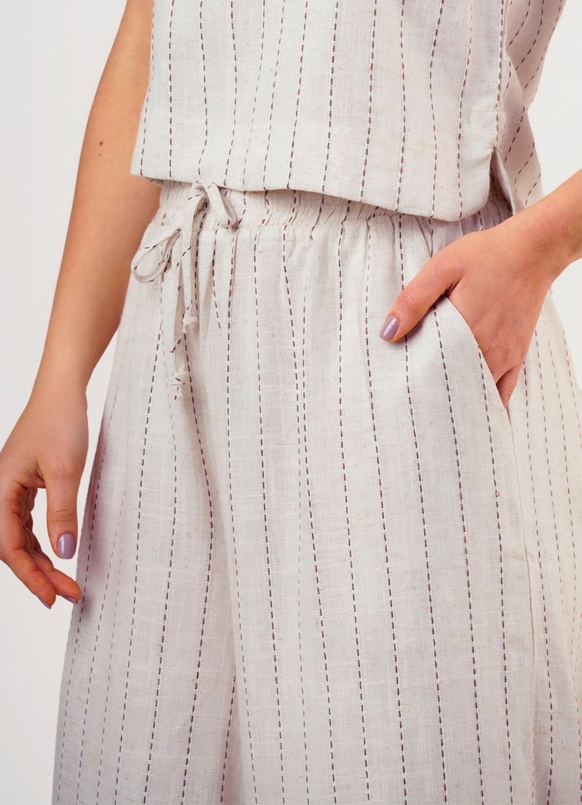 Vista 2 Calça de Linho Listrada Pantalona com Bolsos SOB bege