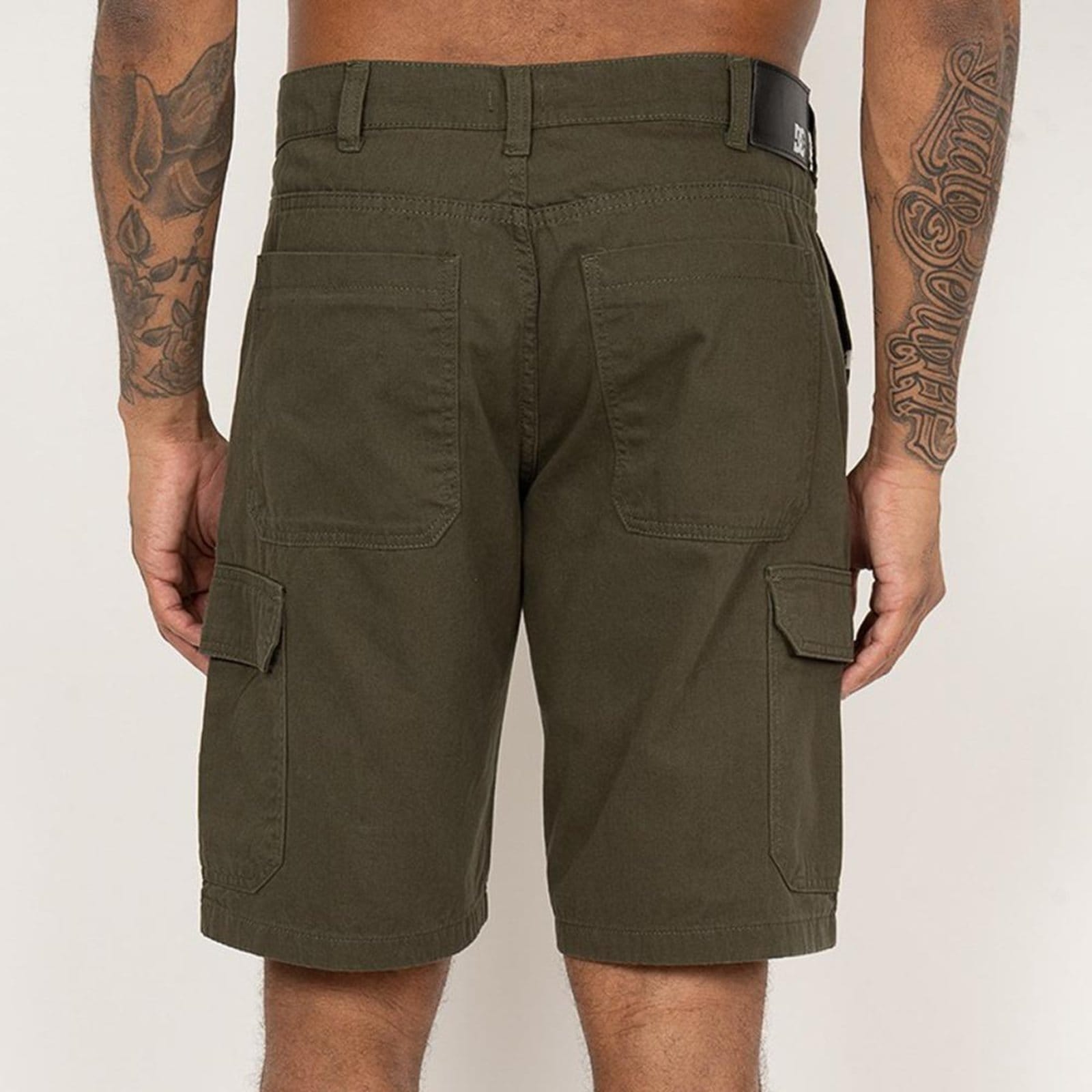 Vista 2 Bermuda DC Shoes Worker Cargo SM26 Masculina Militar DC Shoes verde