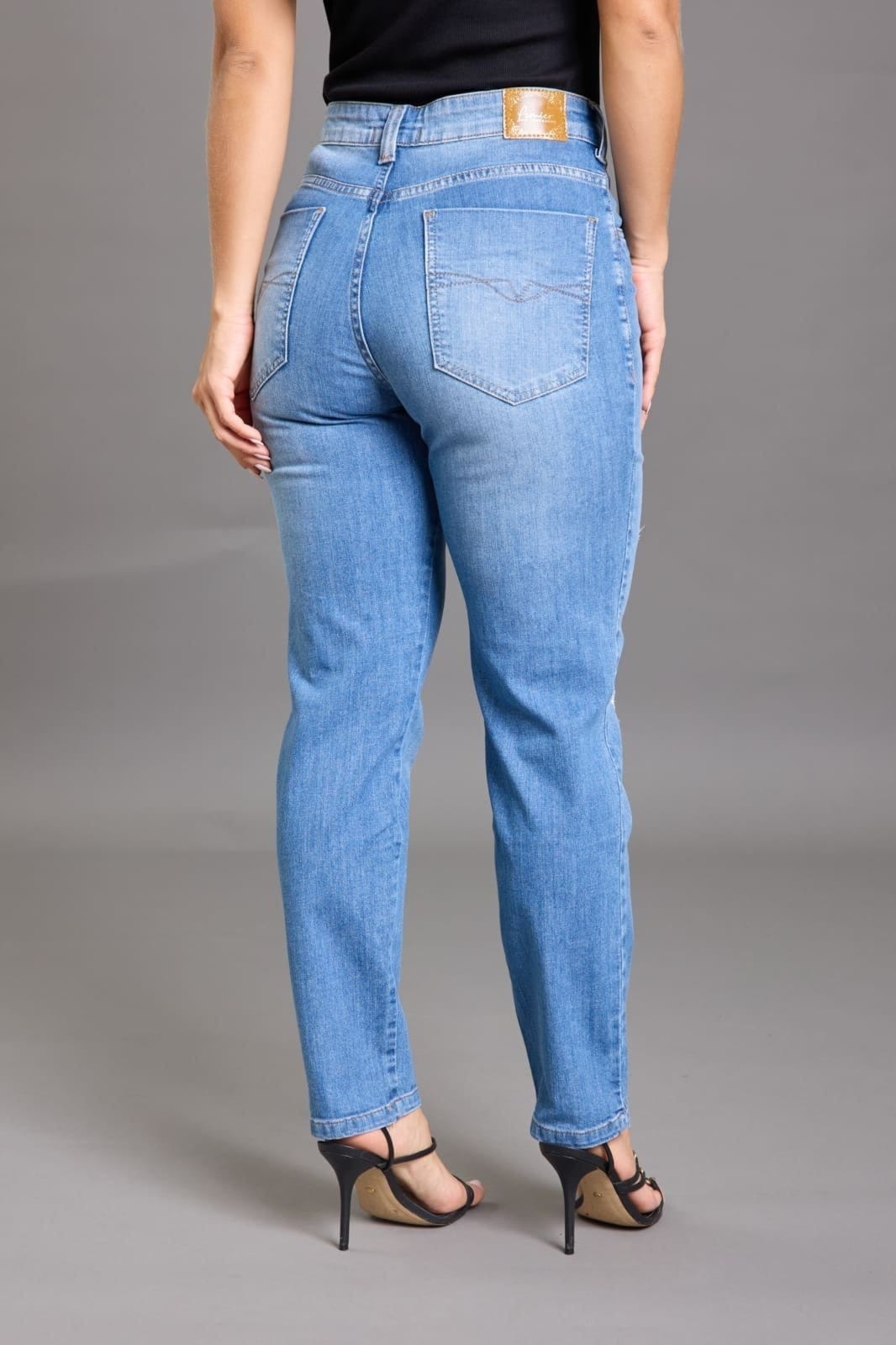 Vista 2 Calça Jeans Mom Destroyed Lavagem Clara Lemier Collection LEMIER azul