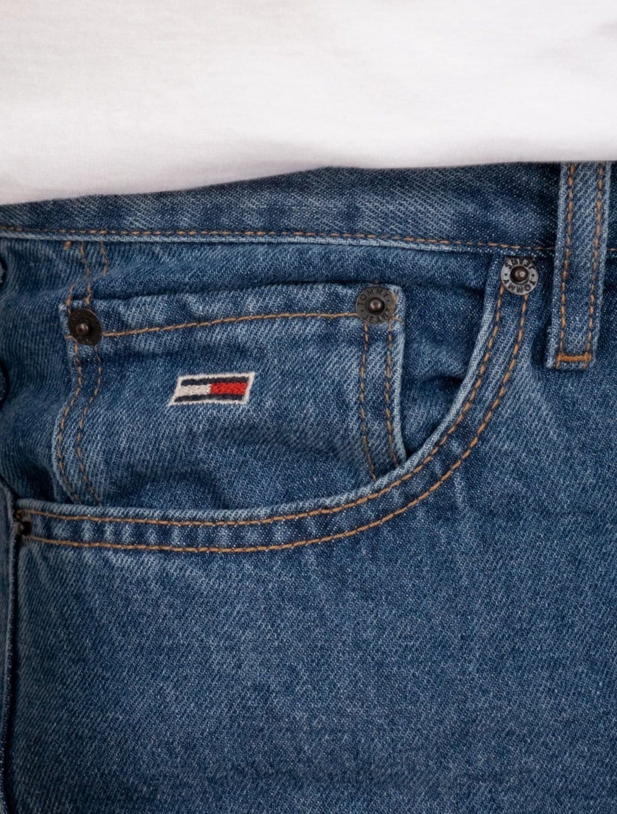 Vista 2 Calça Tommy Jeans Masculina Skater Jean Denim Azul Médio Tommy Jeans azul denim