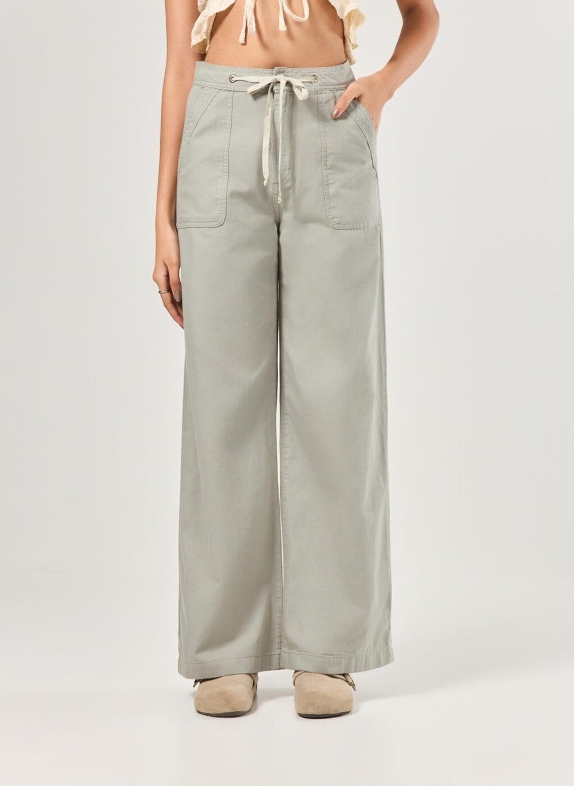 Vista 2 Calça Sarja Wide Leg Amarração Ajuste Youcom verde oliva