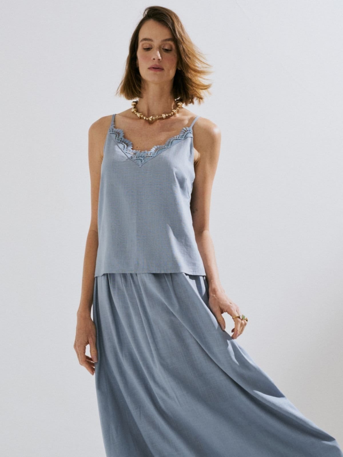 Vista 2 Saia Via Lessa Lille Midi com Linho Claro Via Lessa azul